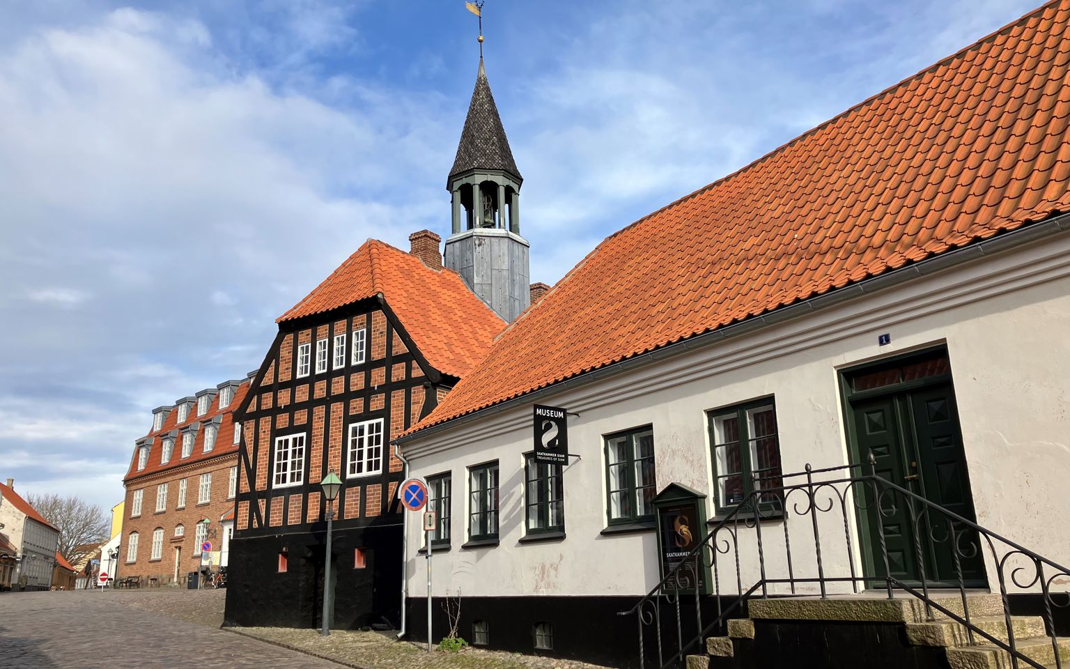 Torvet med det gamle rådhus i Ebeltoft