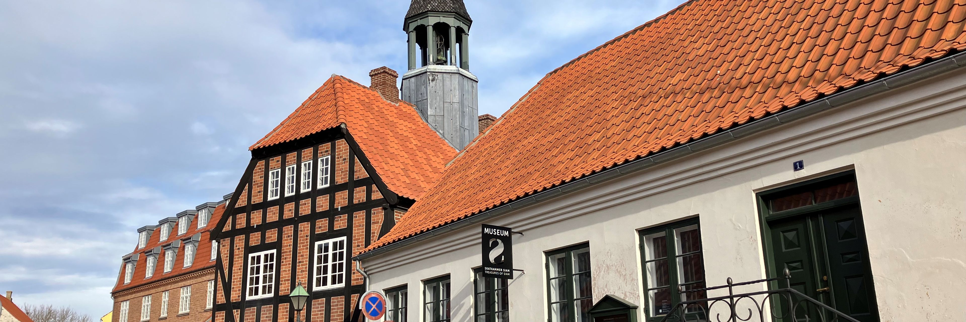 Torvet med det gamle rådhus i Ebeltoft