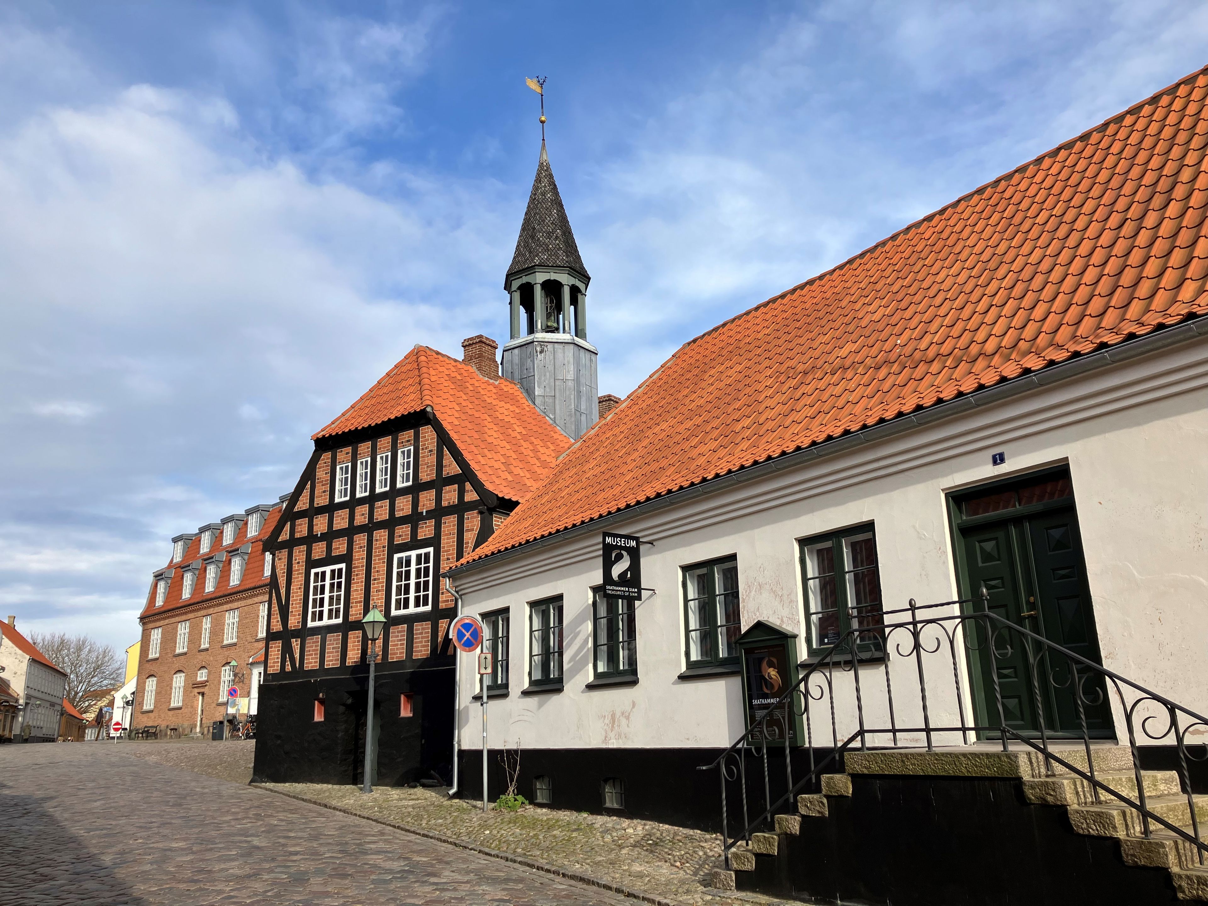 Torvet med det gamle rådhus i Ebeltoft