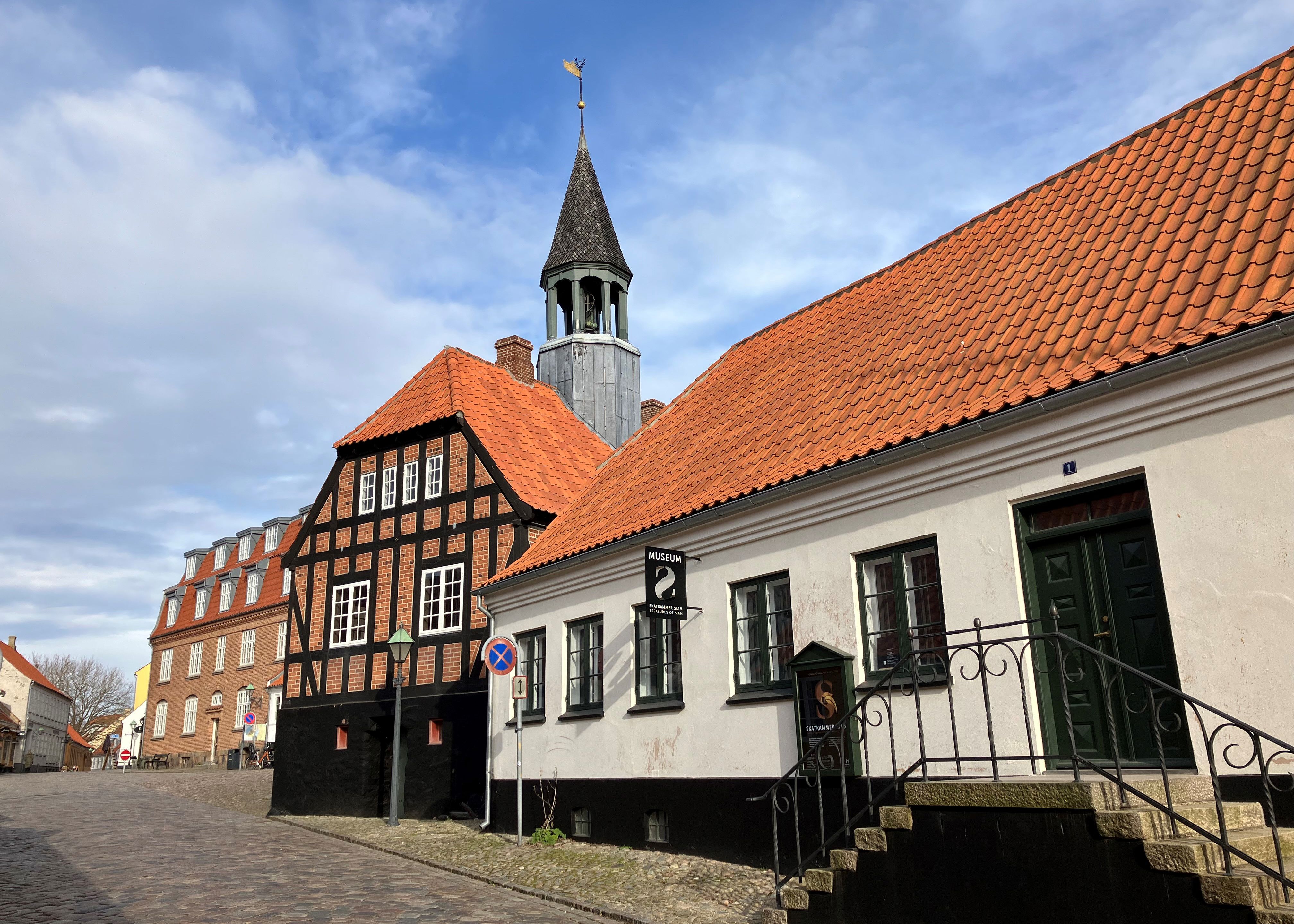 Torvet med det gamle rådhus i Ebeltoft