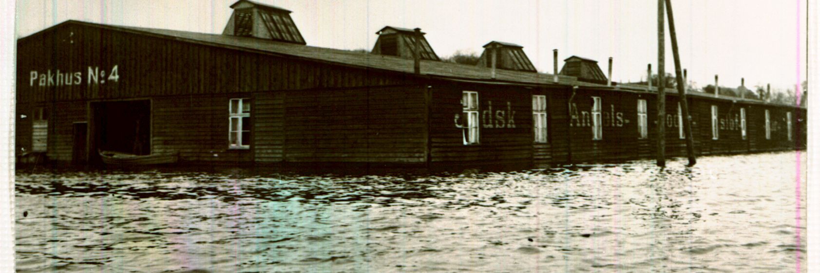 Oversvømmelse ved Pakhus nr. 4 på havnen