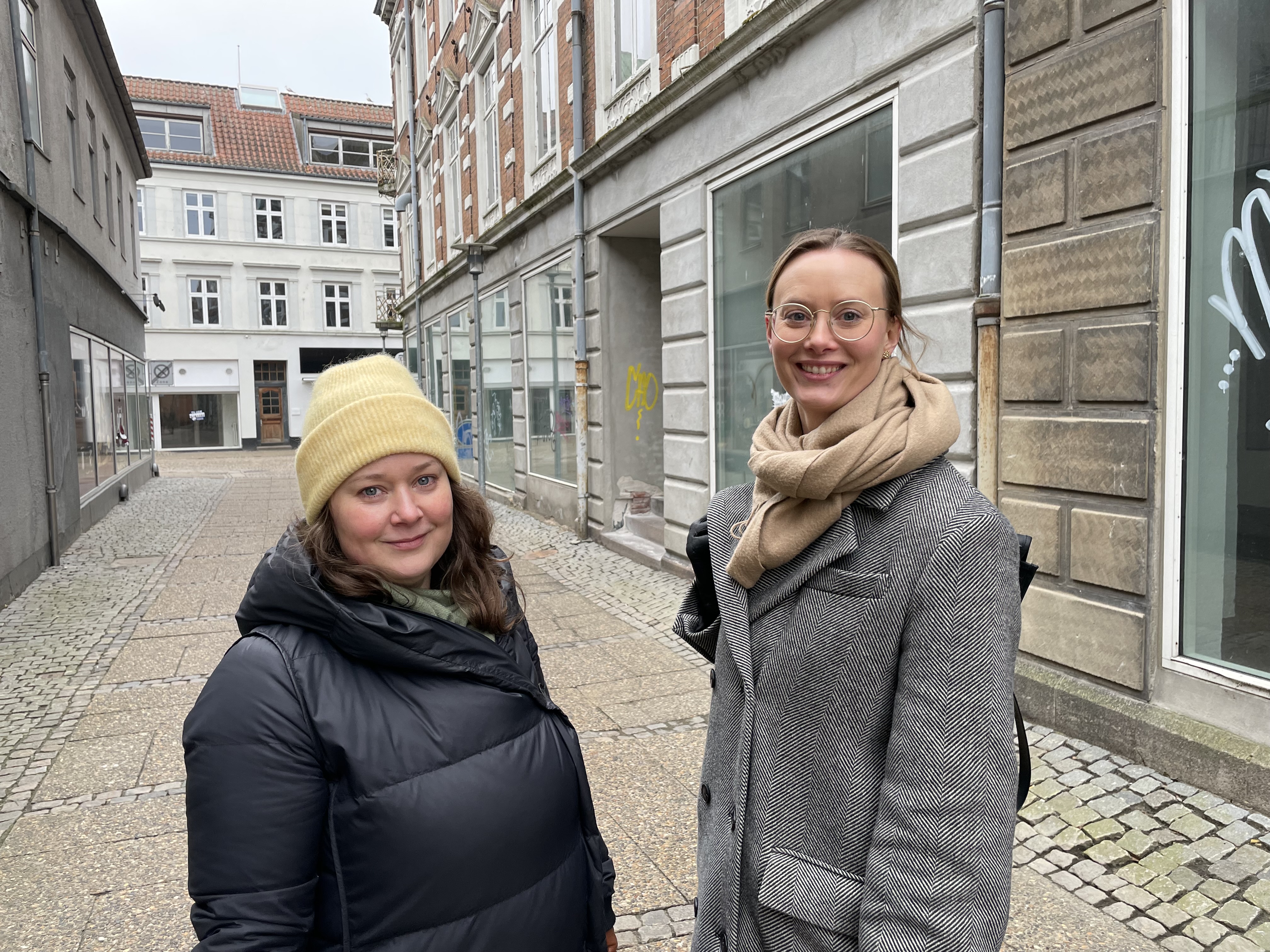 Journalist Lene Grønborg Poulsen og arkivar Inger Lyngdrup Nørgaard under optagelserne.