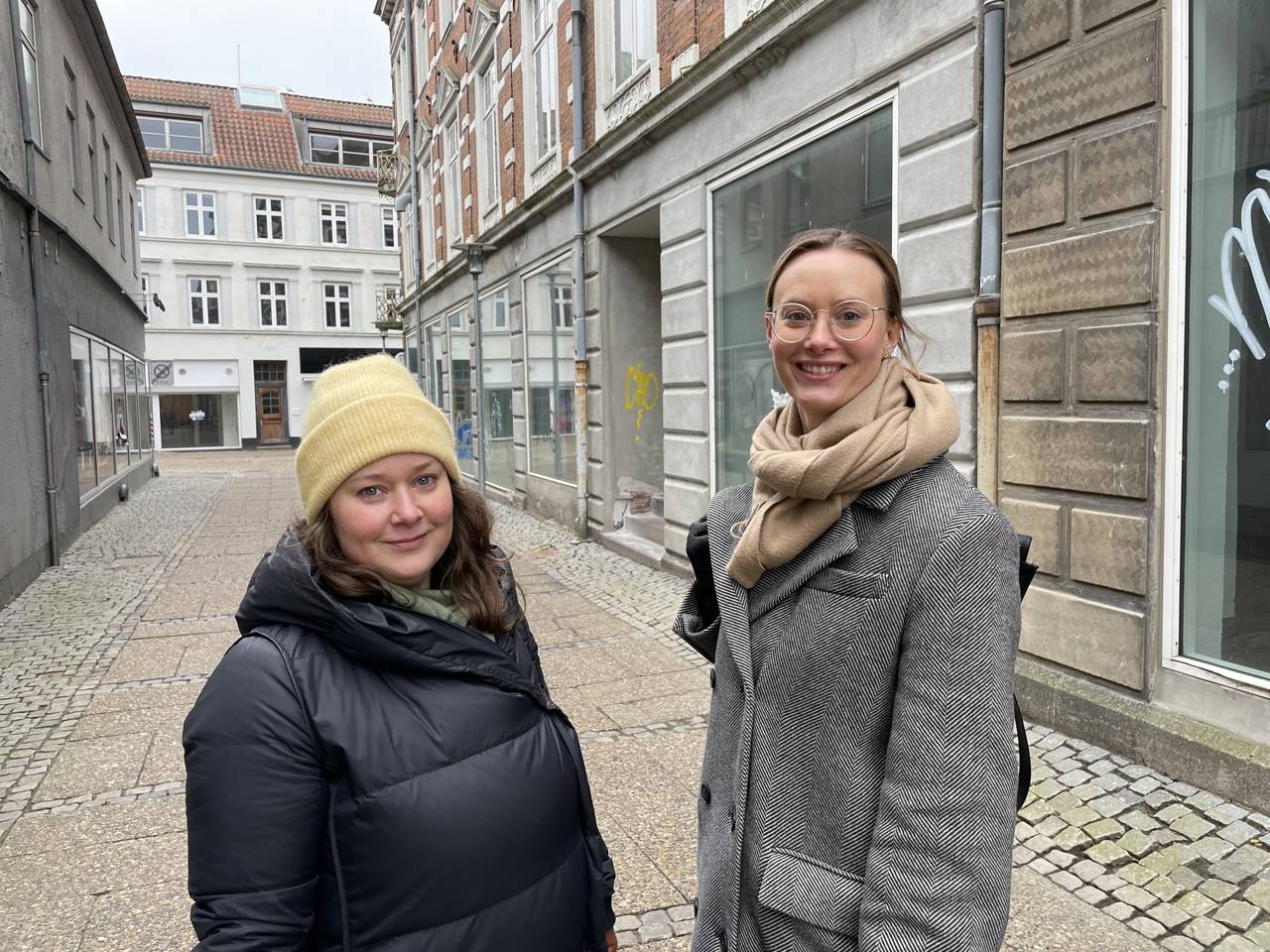 Journalist Lene Grønborg Poulsen og arkivar Inger Lyngdrup Nørgaard under optagelserne.