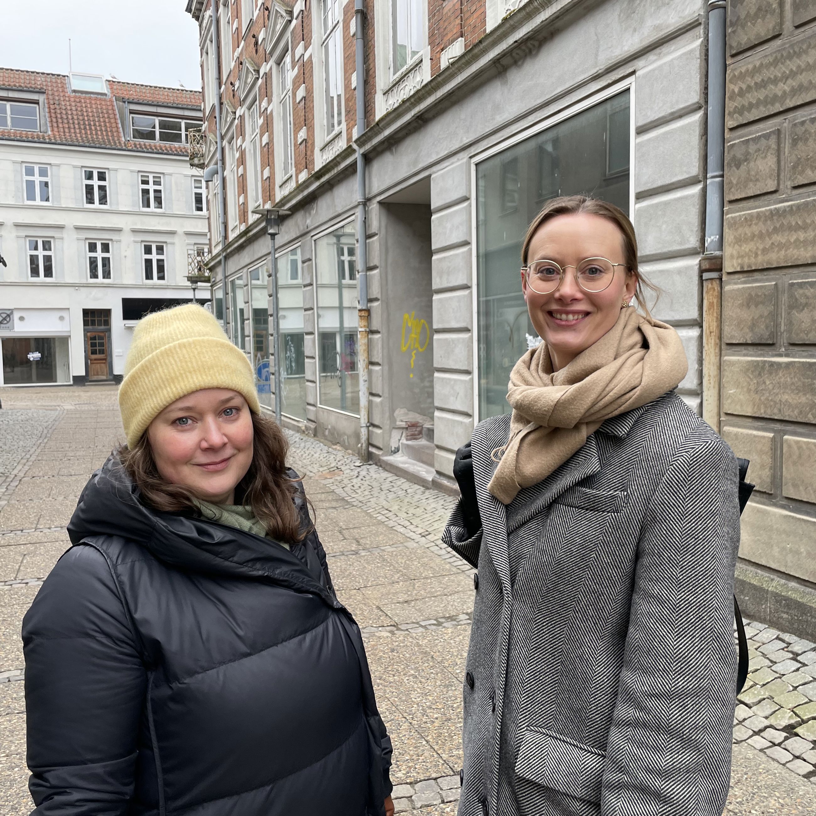 Journalist Lene Grønborg Poulsen og arkivar Inger Lyngdrup Nørgaard under optagelserne.