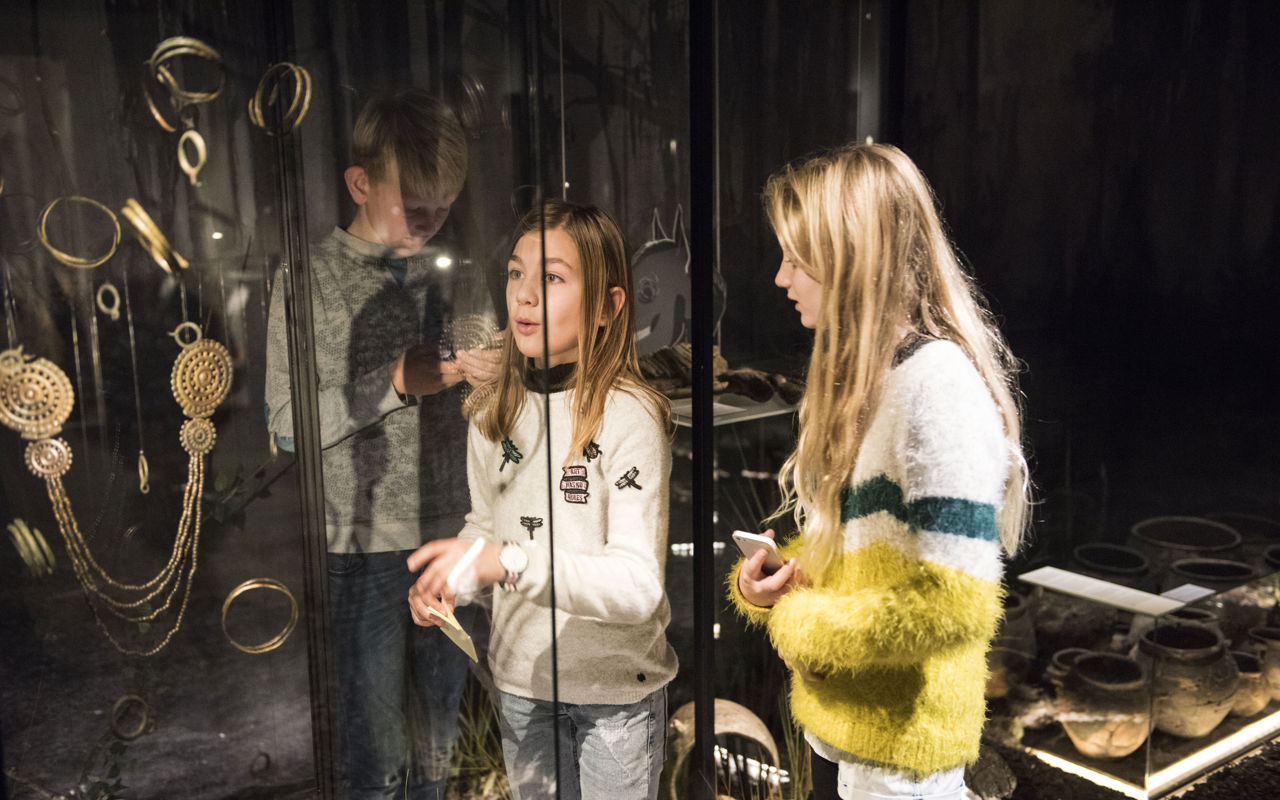 Børn i udstillingen 'Livet ved Fjorden'