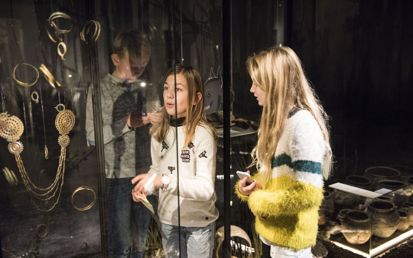 Børn i udstillingen 'Livet ved Fjorden'