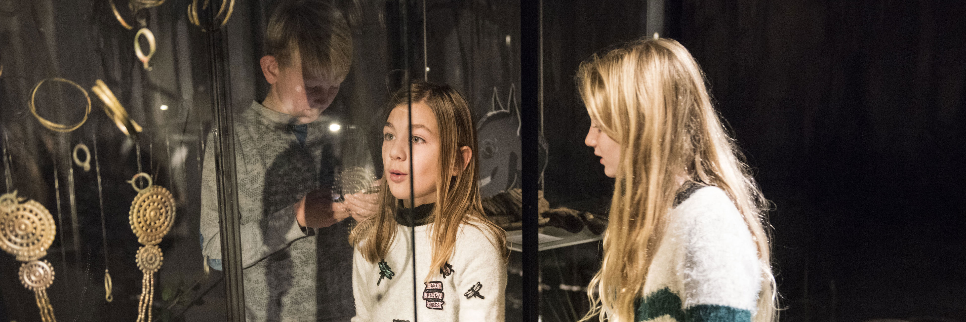 Børn i udstillingen 'Livet ved Fjorden'