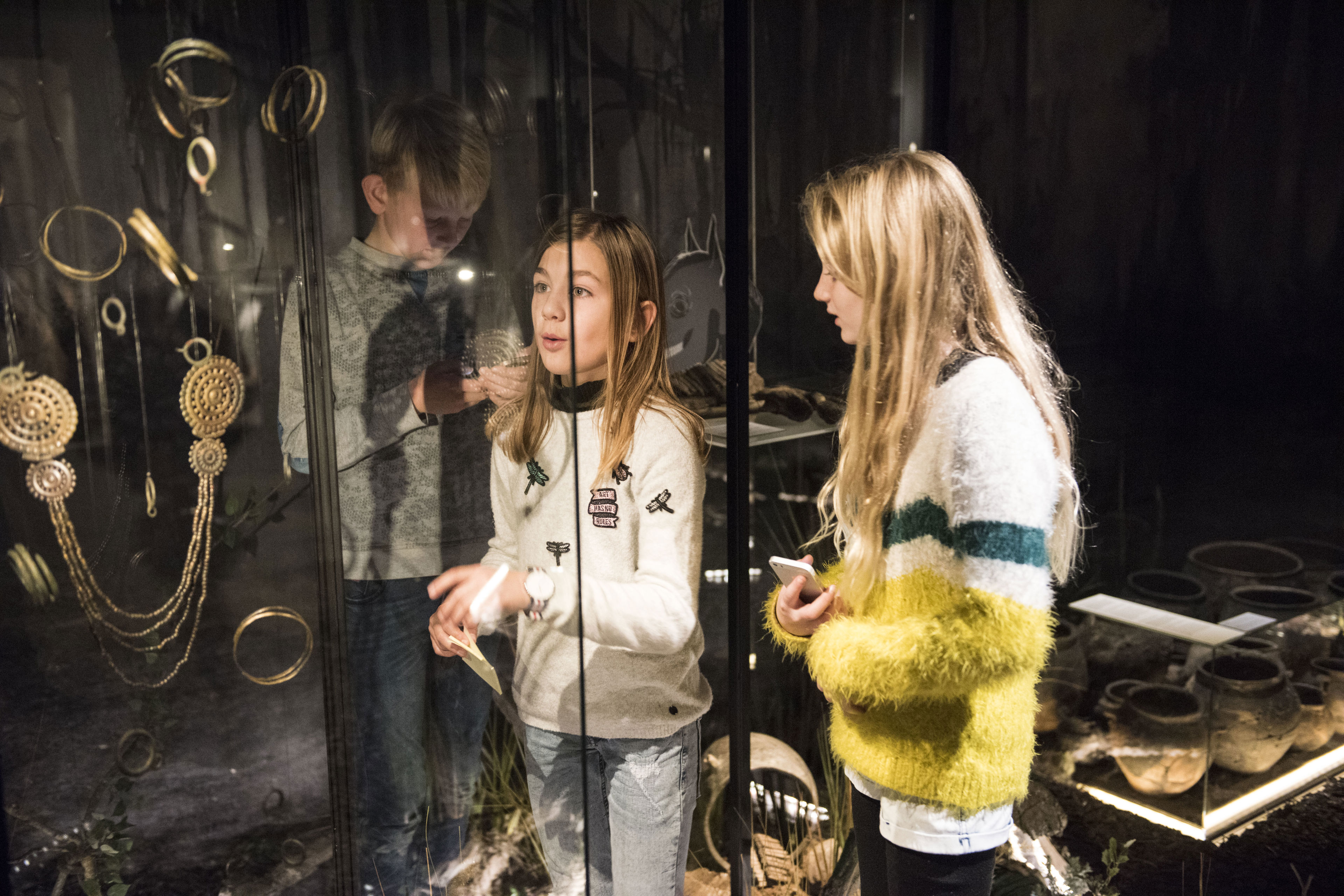 Børn i udstillingen 'Livet ved Fjorden'