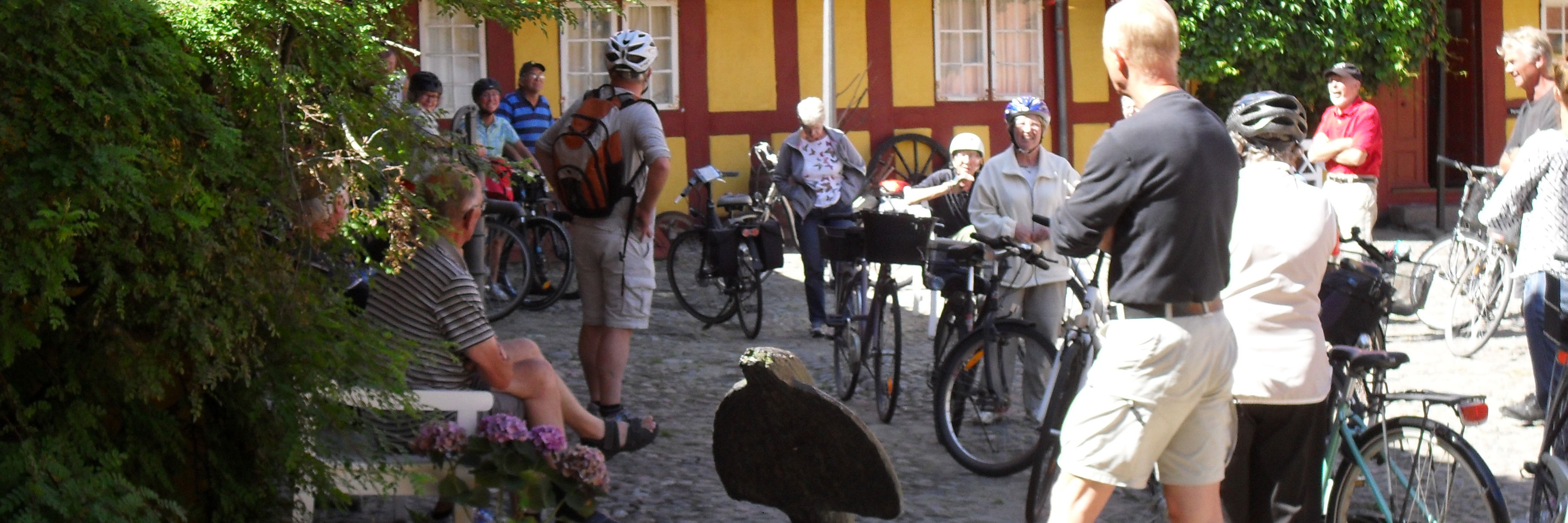 Cyklister i museumsgården i Grenaa