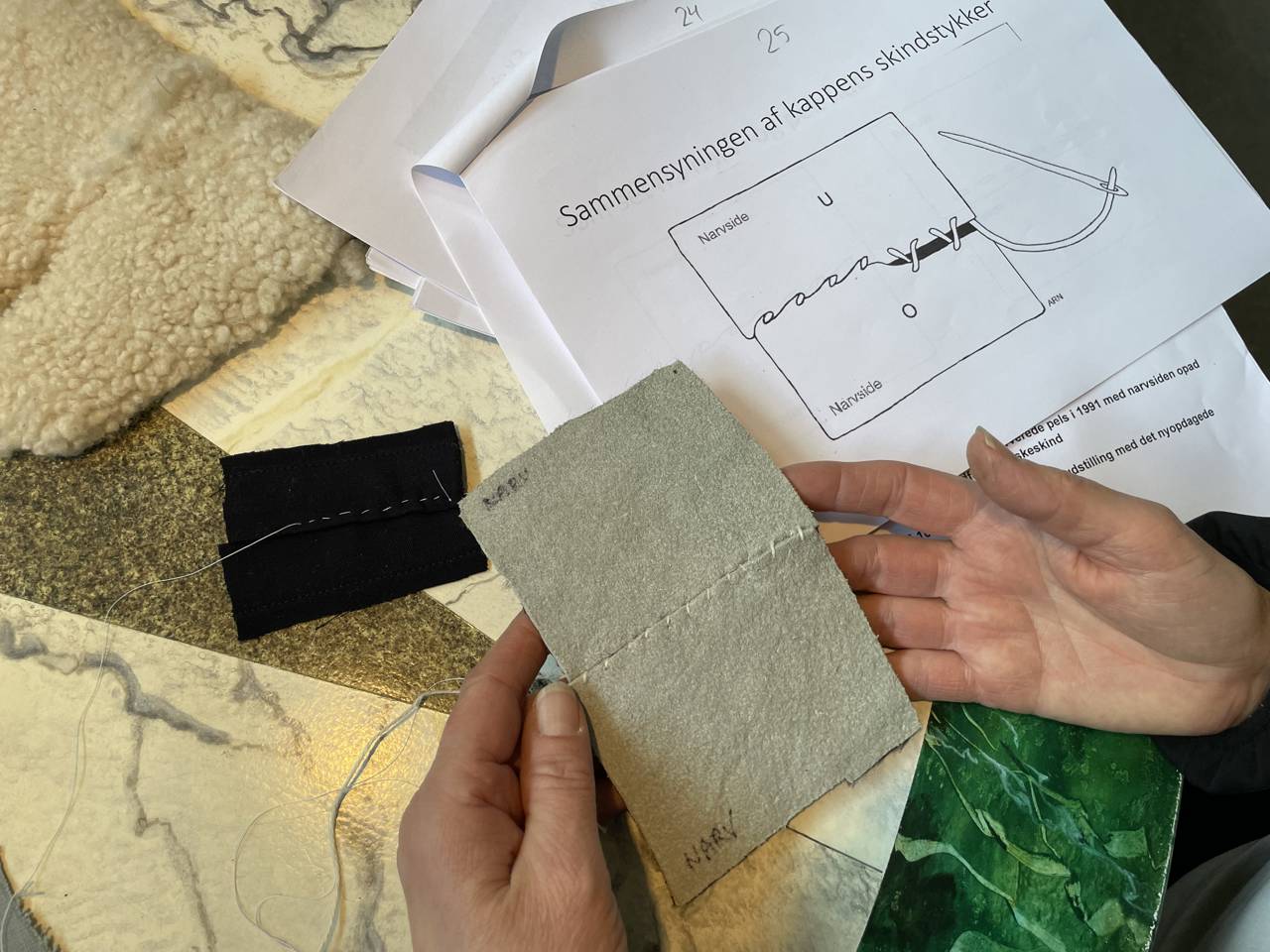 To lapper skind er syet sammen.