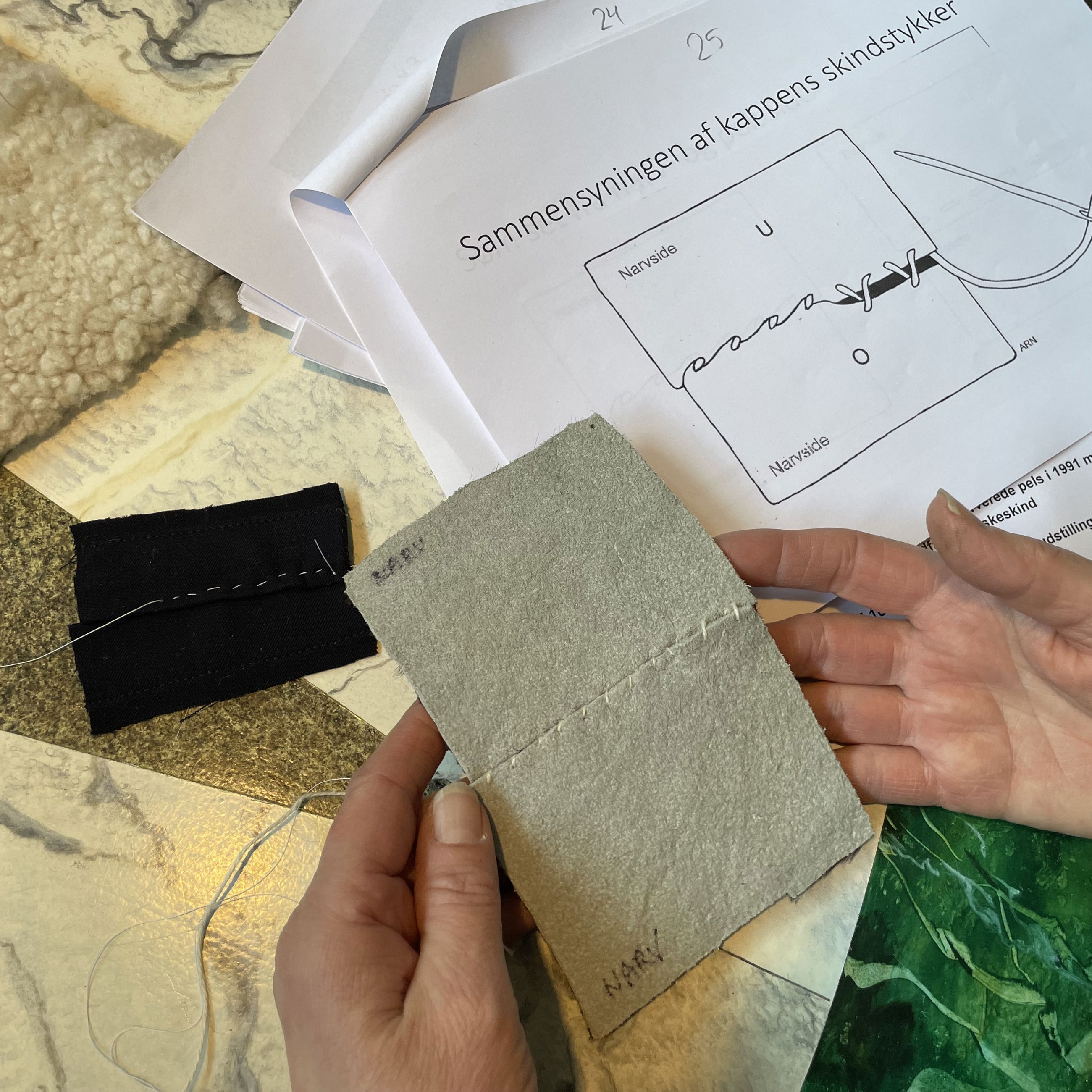 To lapper skind er syet sammen.