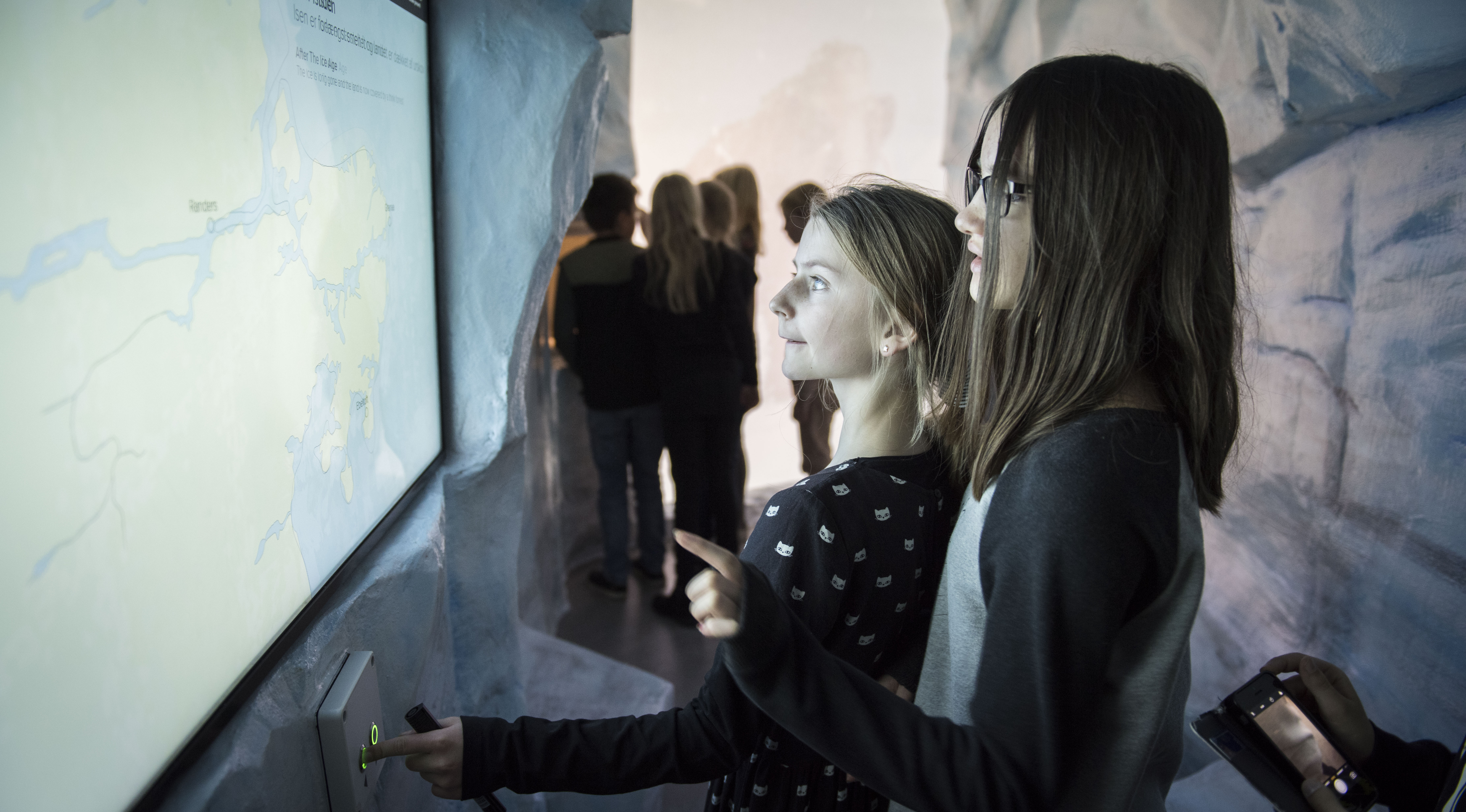 To piger der ser på en udstilling