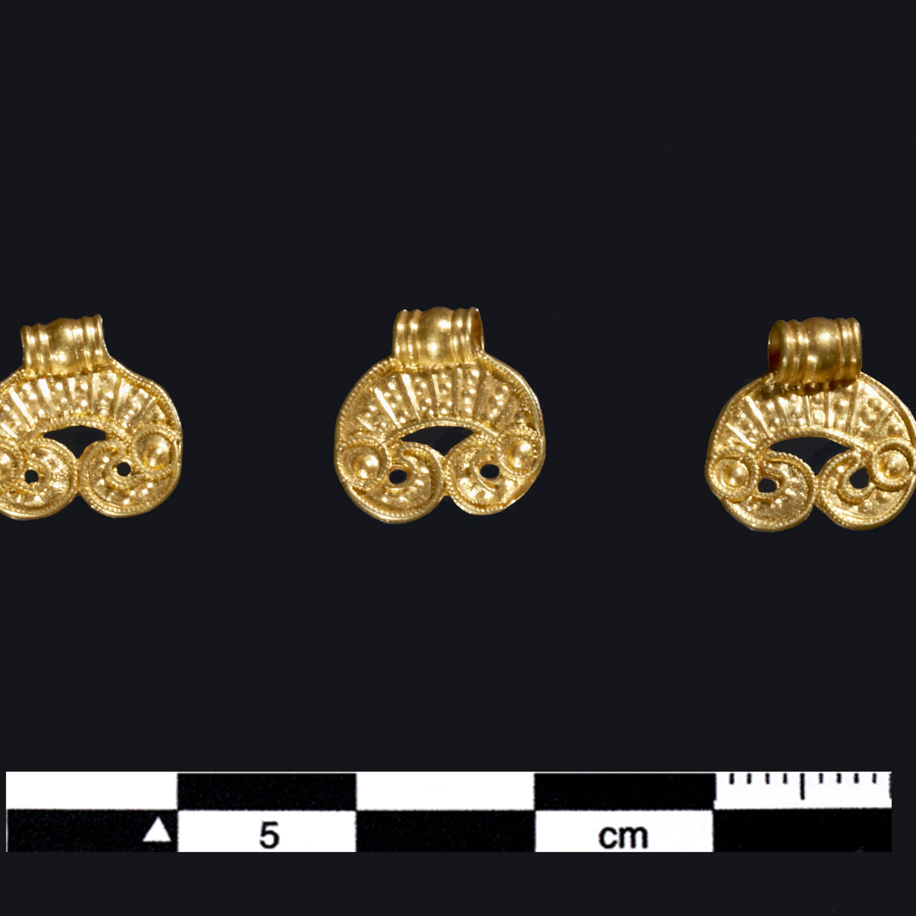 Tre små halvmåneformede hængesmykker fra Kirkemosegård