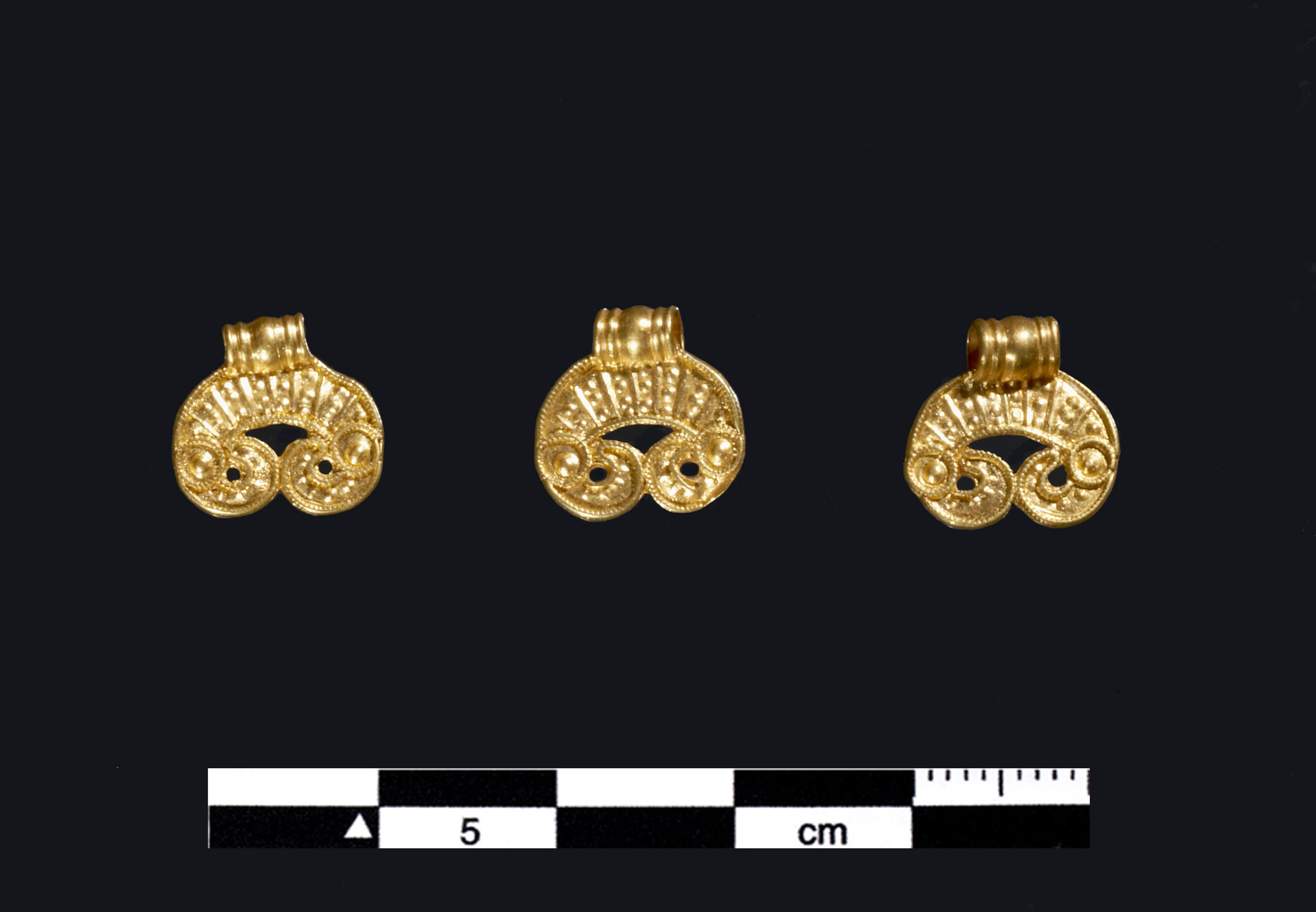 Tre små halvmåneformede hængesmykker fra Kirkemosegård