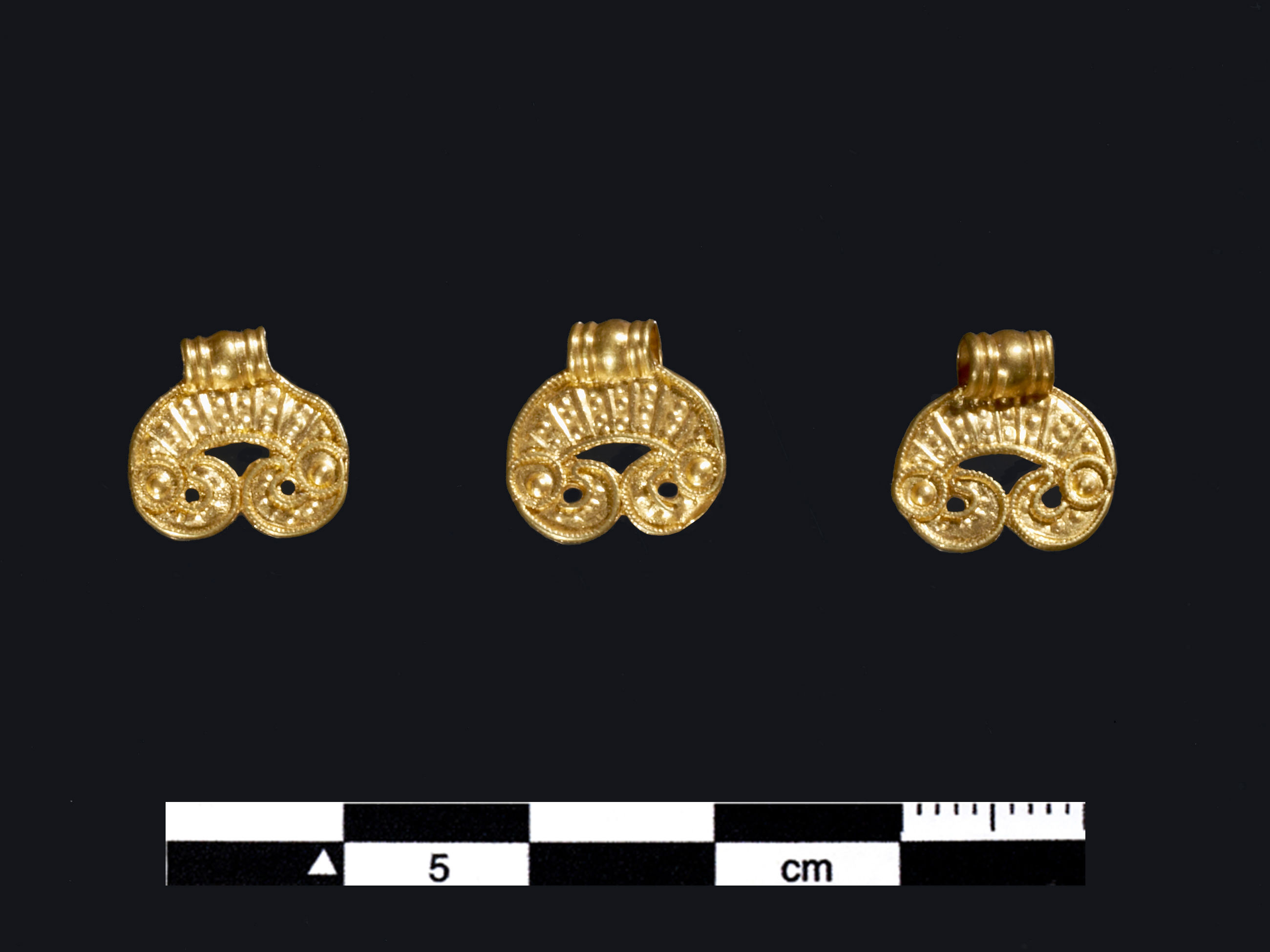 Tre små halvmåneformede hængesmykker fra Kirkemosegård