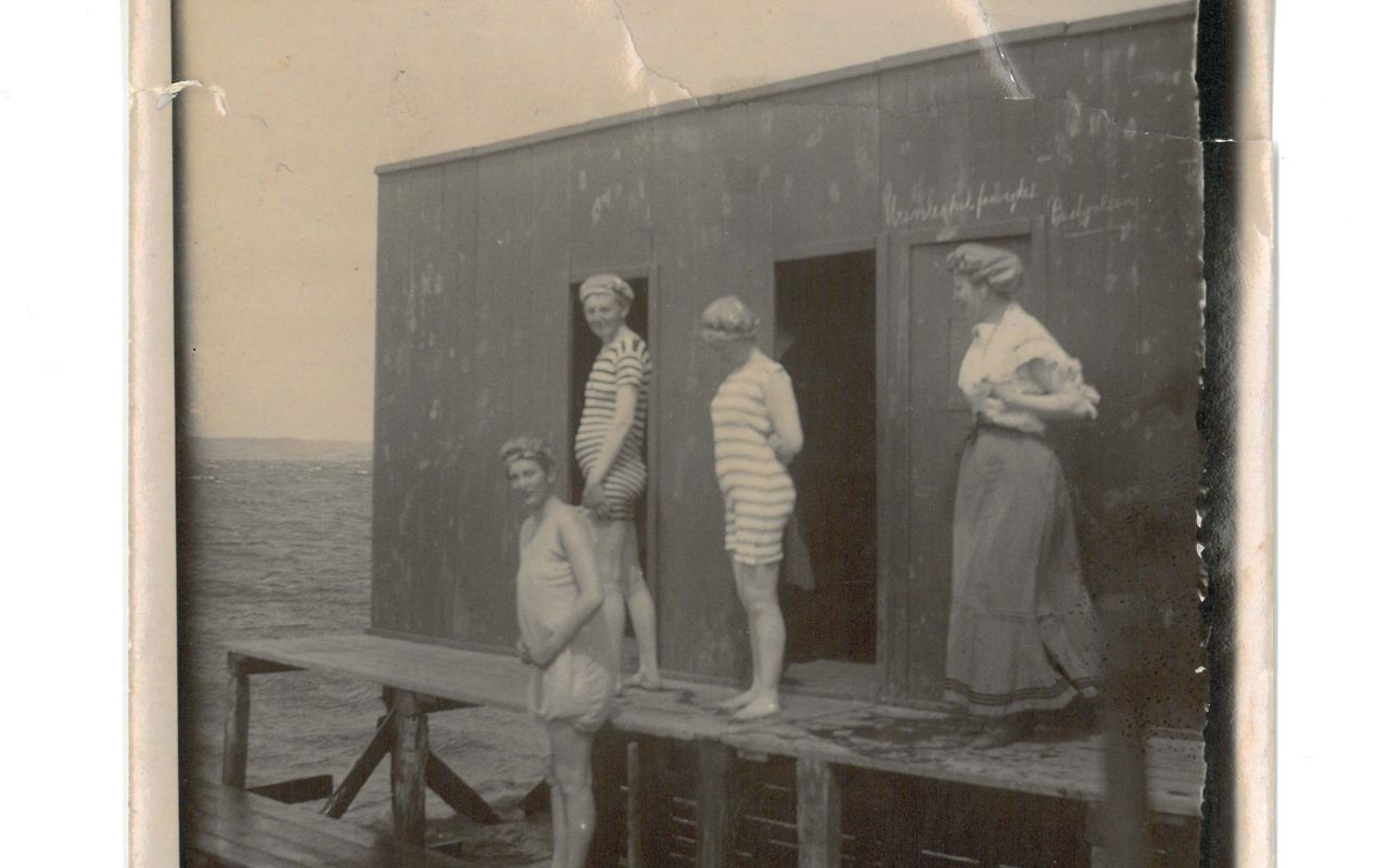 Kvinder i badetøj i 1880'erne