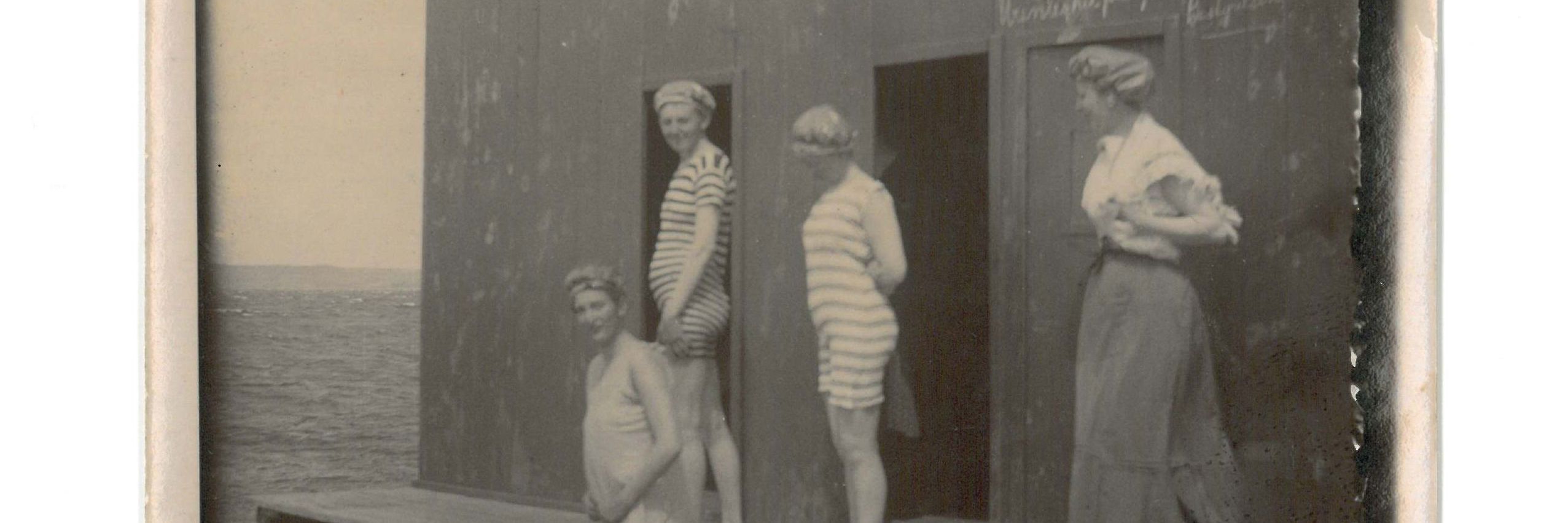 Kvinder i badetøj i 1880'erne