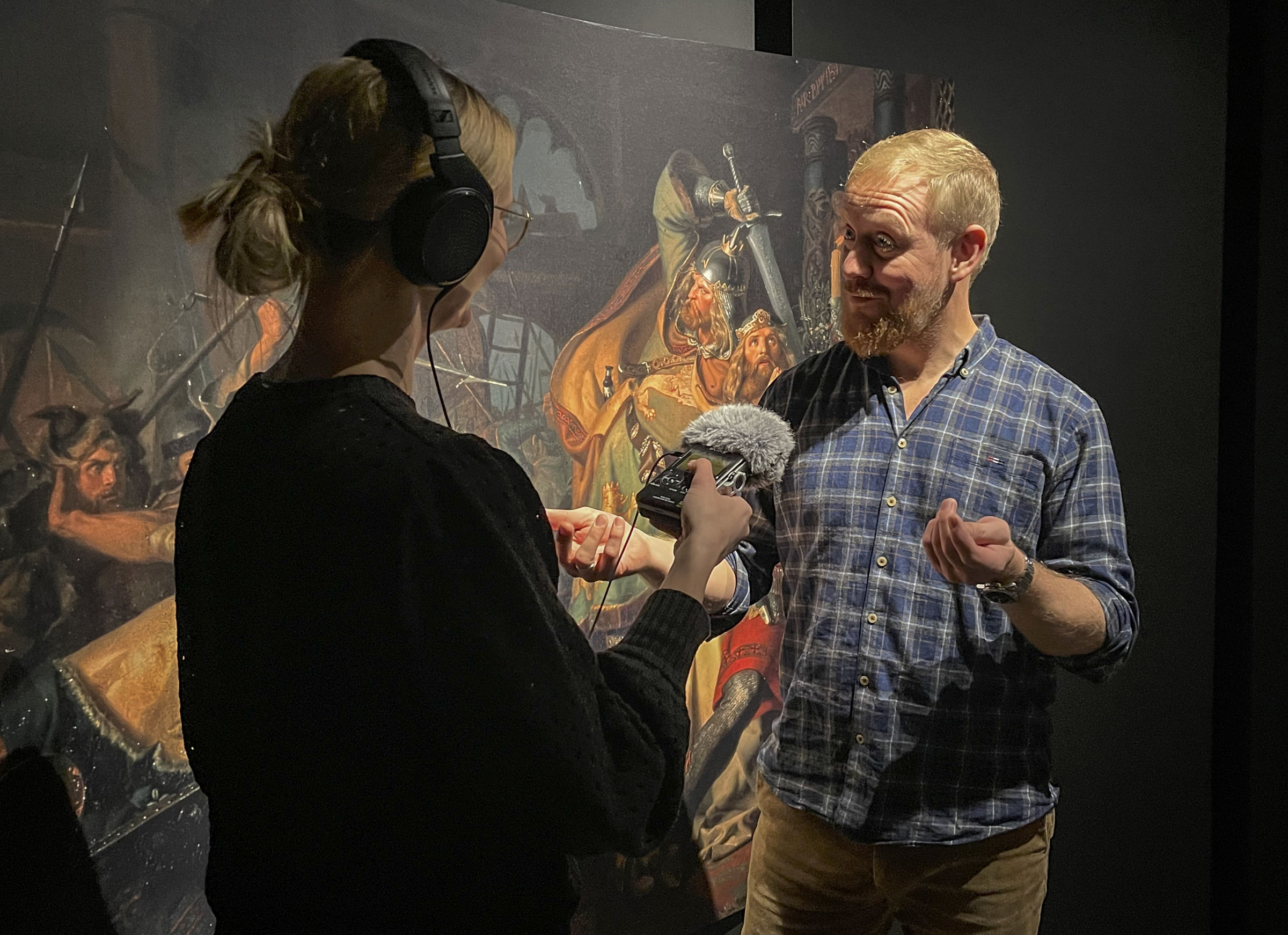 Journalist Lene Grønborg Poulsen taler med arkæolog Thomas Guntzelnick Poulsen.