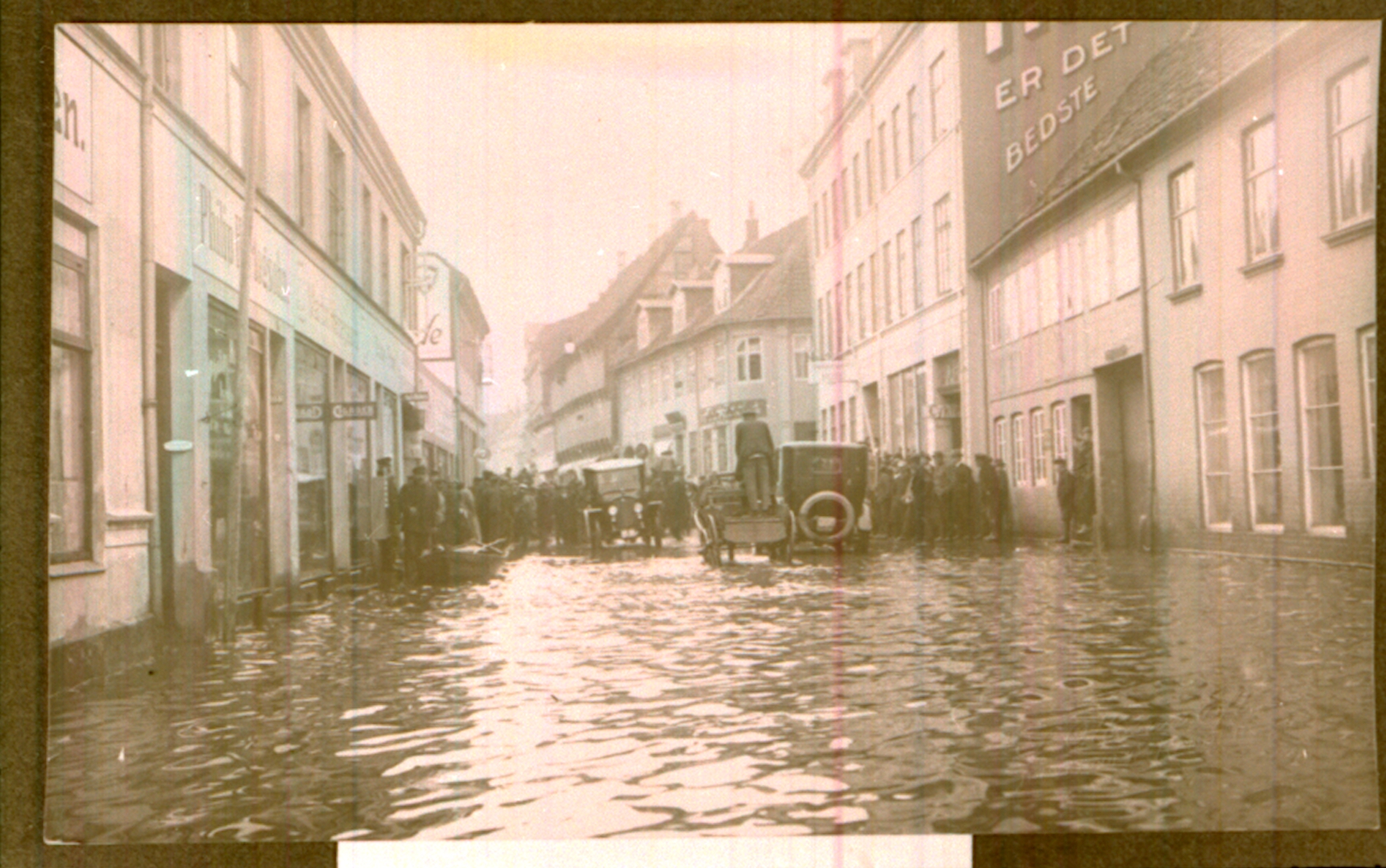 Søndergade med ventende gående, der har brug for et lift på en hestevogn eller lastbil for at kunne passere Sønderbro.