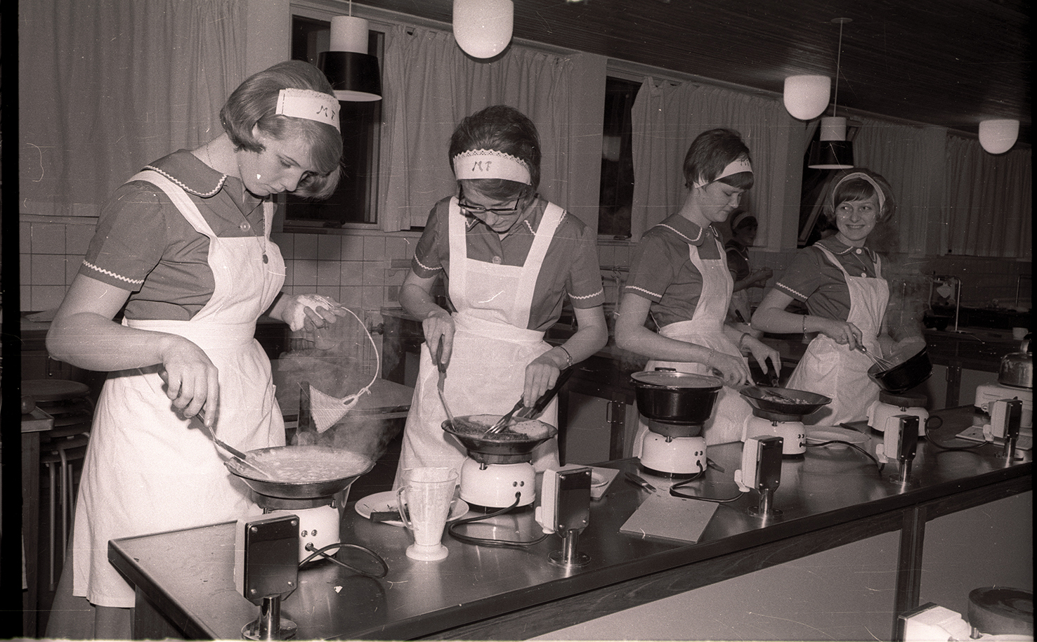 Marthapiger i gang med deres uddannelse i madlavning på Vestervangsskolen i Randers i 1965