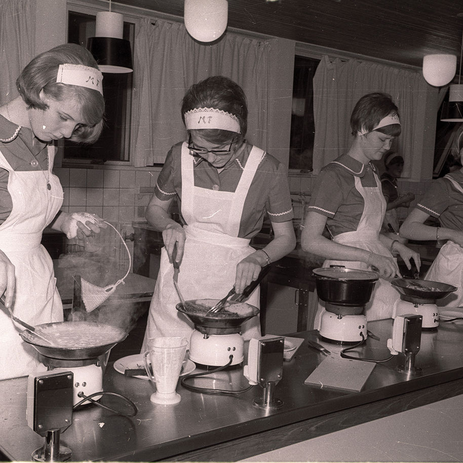 Marthapiger i gang med deres uddannelse i madlavning på Vestervangsskolen i Randers i 1965