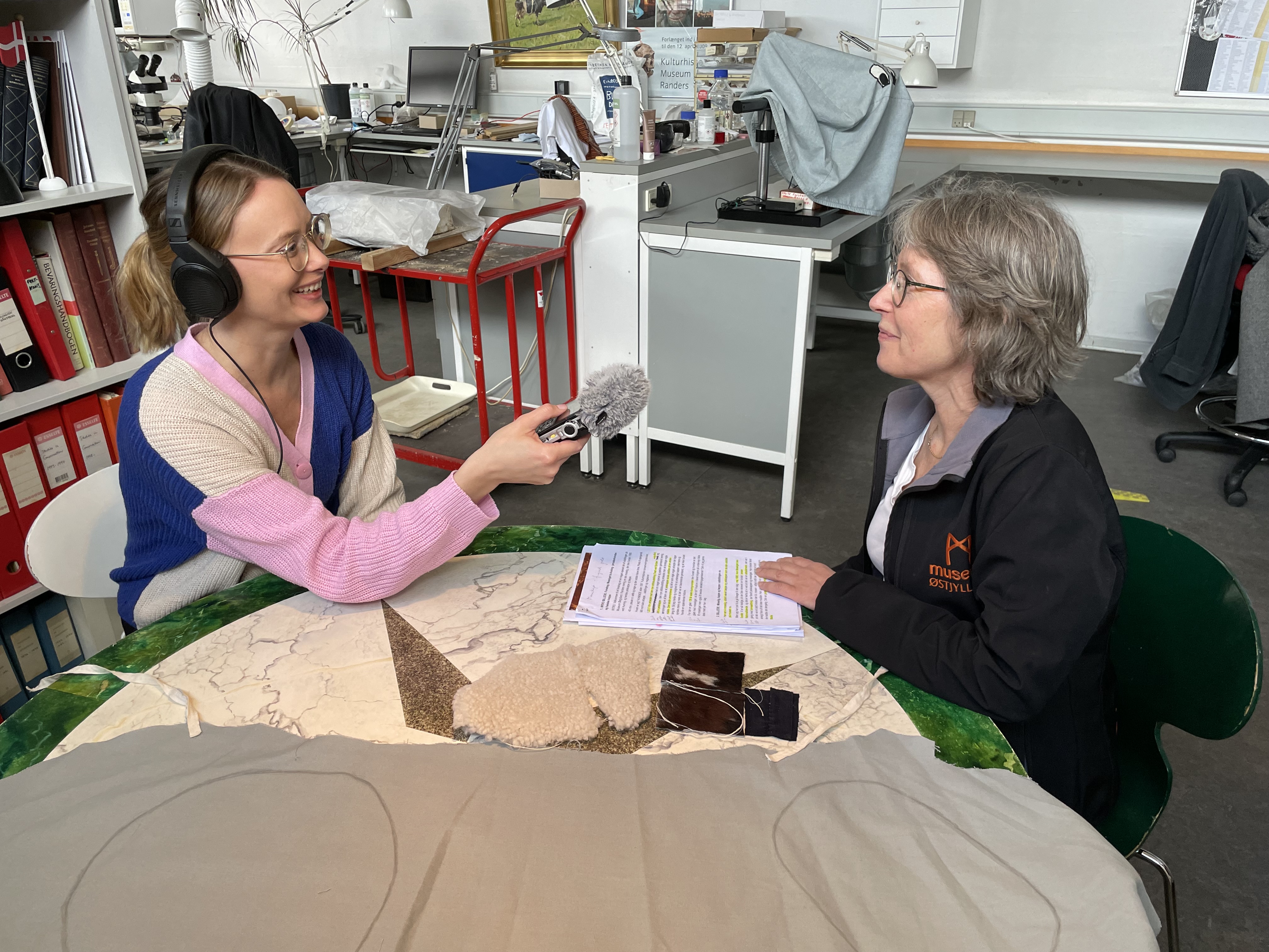 Journalist Lene Grønborg Poulsen taler med konservator Anne Rostgaard Nielsen