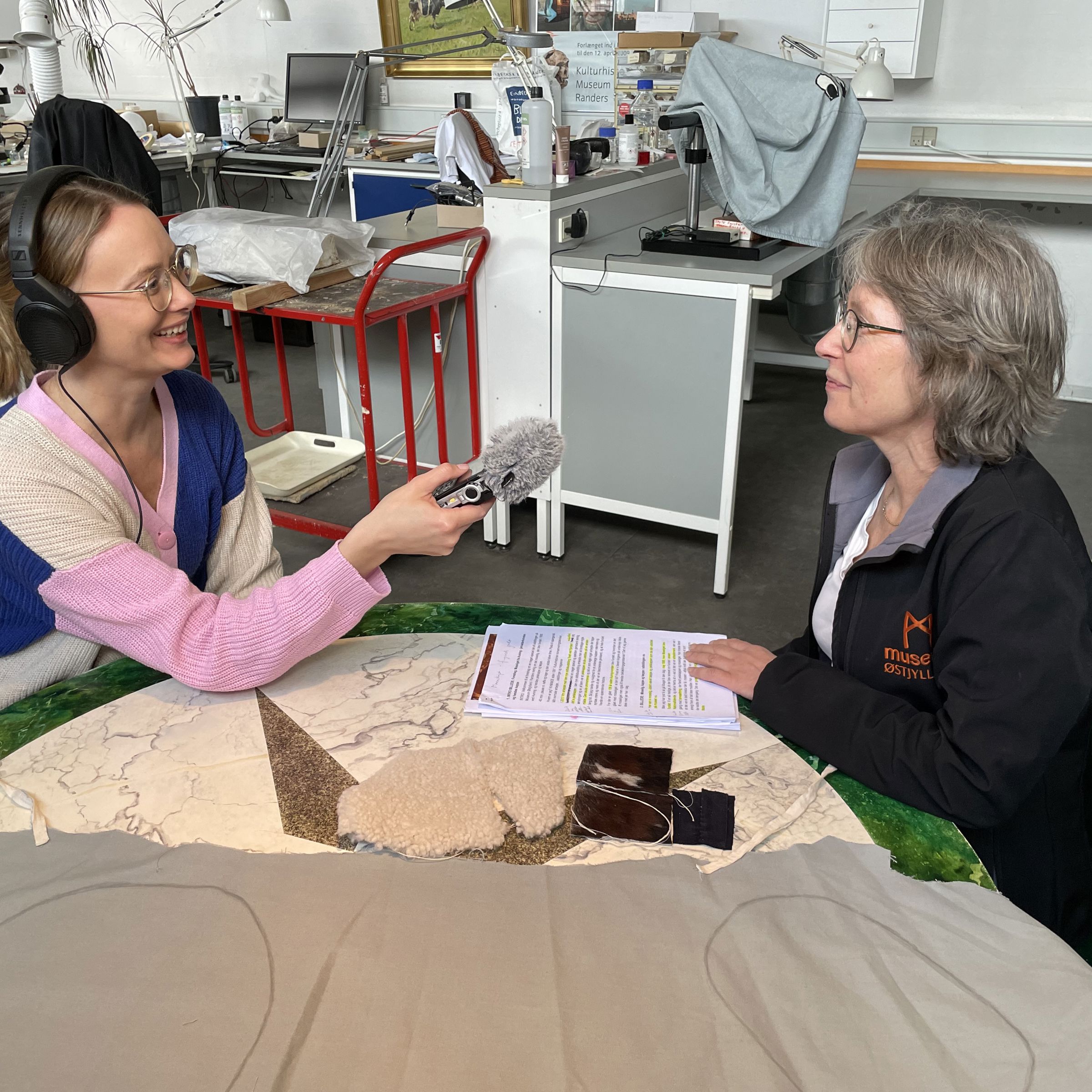 Journalist Lene Grønborg Poulsen taler med konservator Anne Rostgaard Nielsen