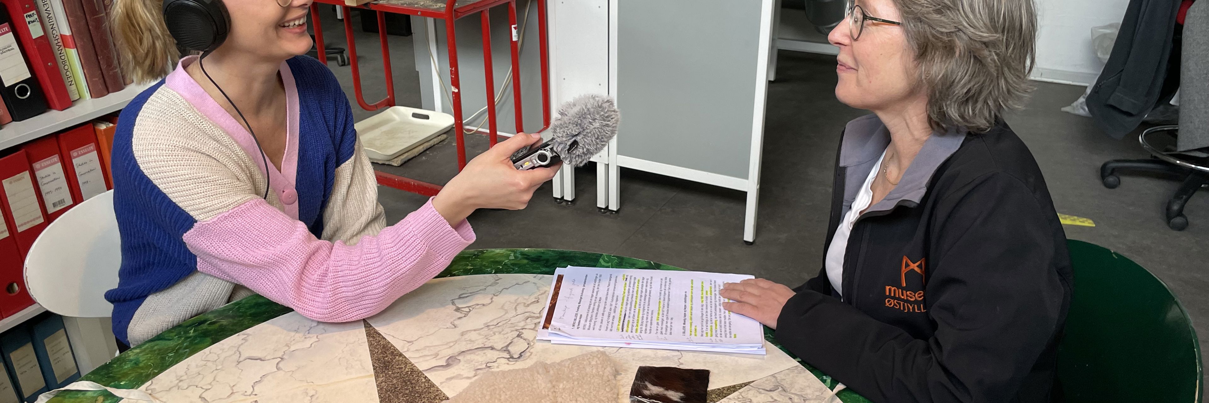 Journalist Lene Grønborg Poulsen taler med konservator Anne Rostgaard Nielsen