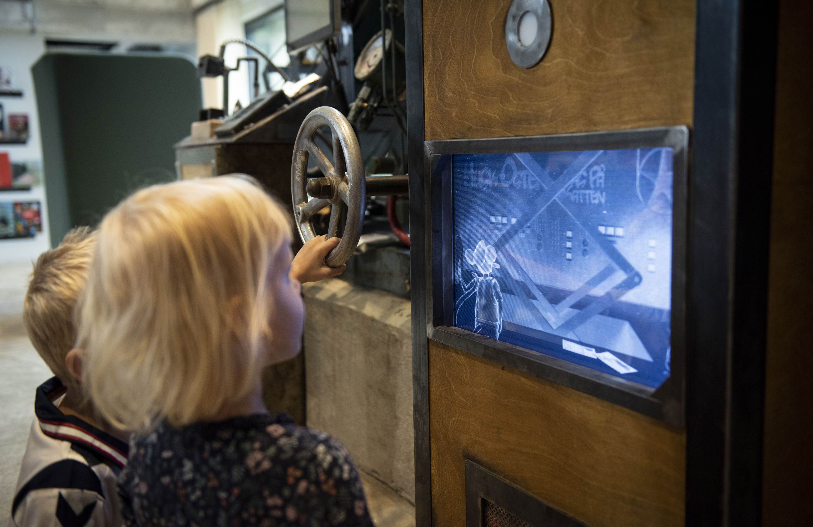 To børn ser deres bøger komme ned til maltmusene