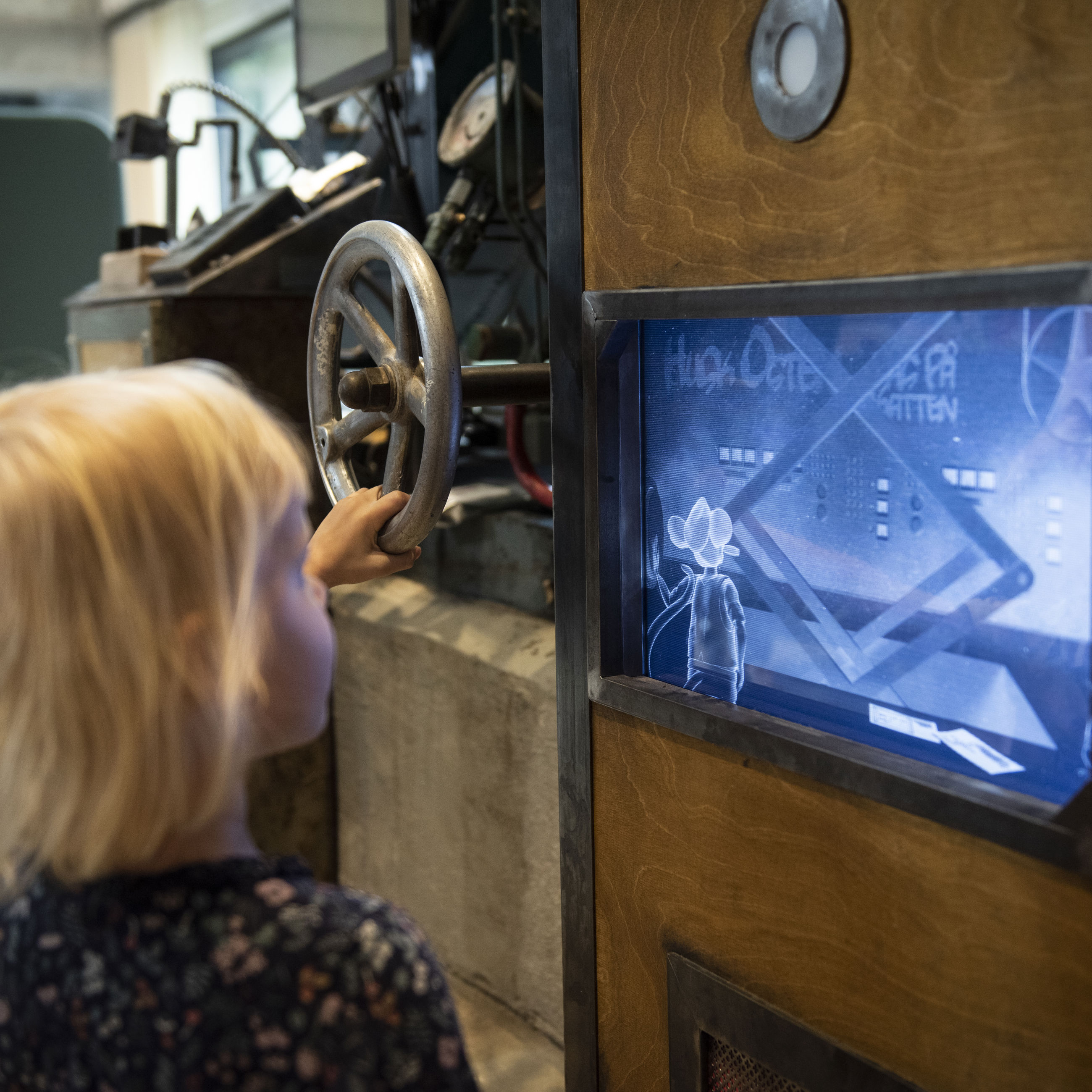 To børn ser deres bøger komme ned til maltmusene