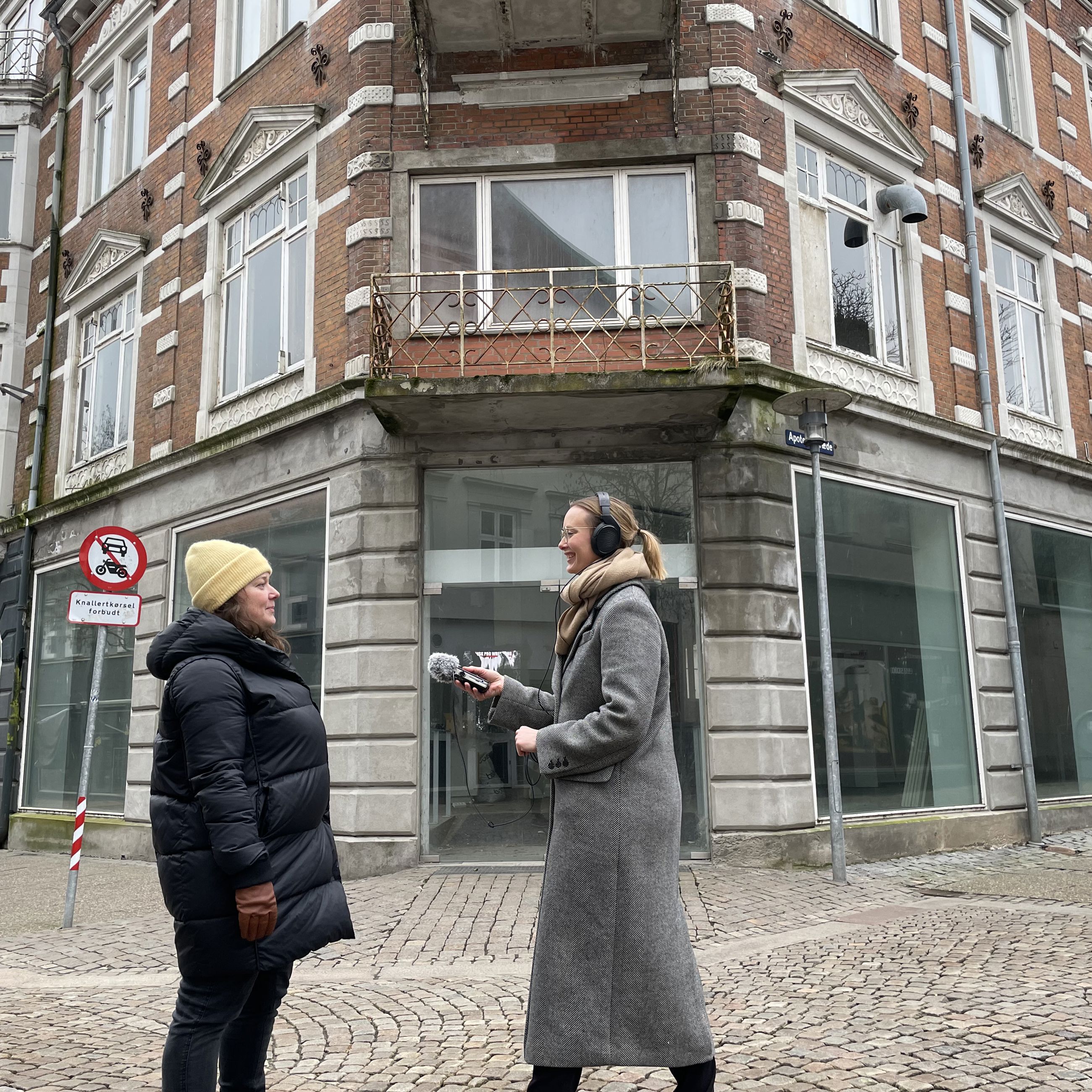 Journalist Lene Grønborg Poulsen taler med arkivar Inger Lyngdrup Nørgaard.