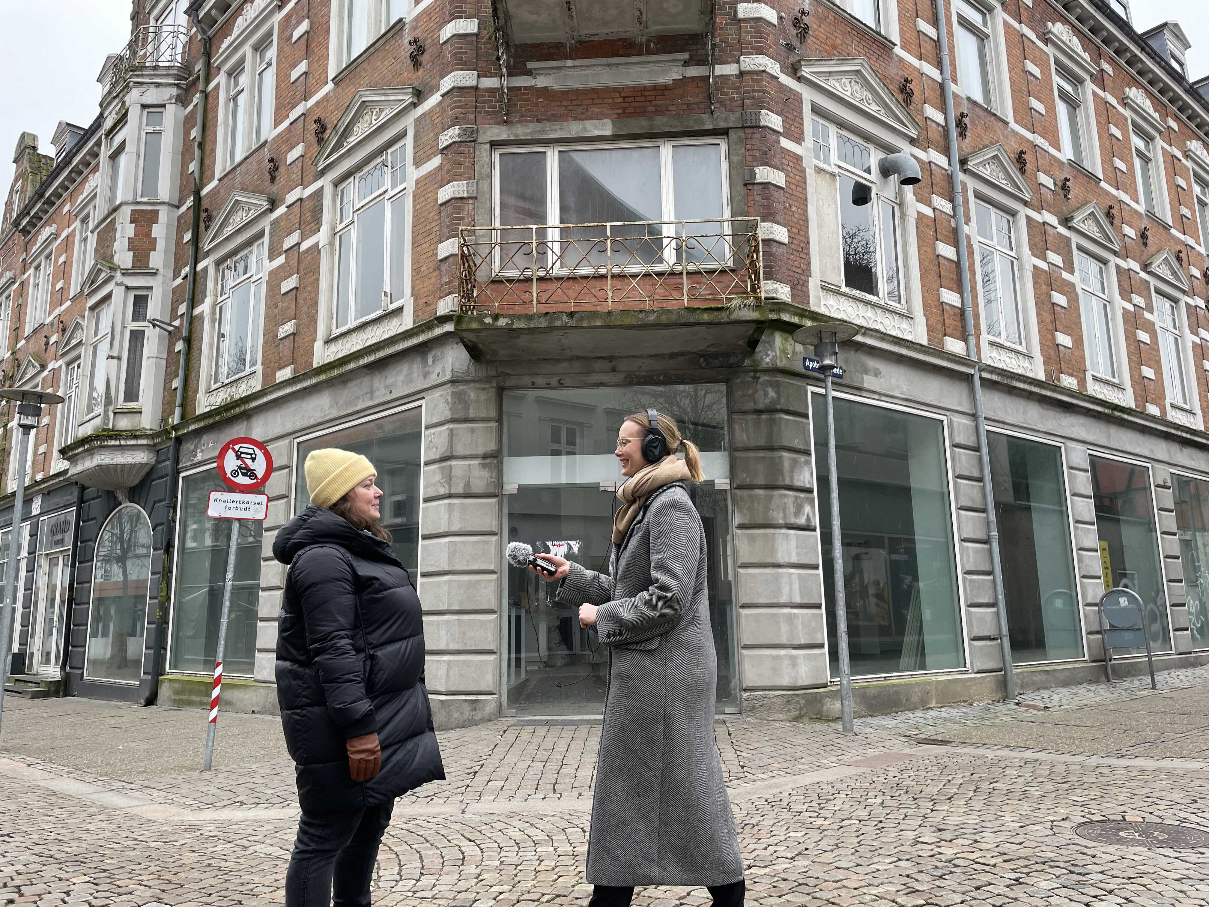 Journalist Lene Grønborg Poulsen taler med arkivar Inger Lyngdrup Nørgaard.