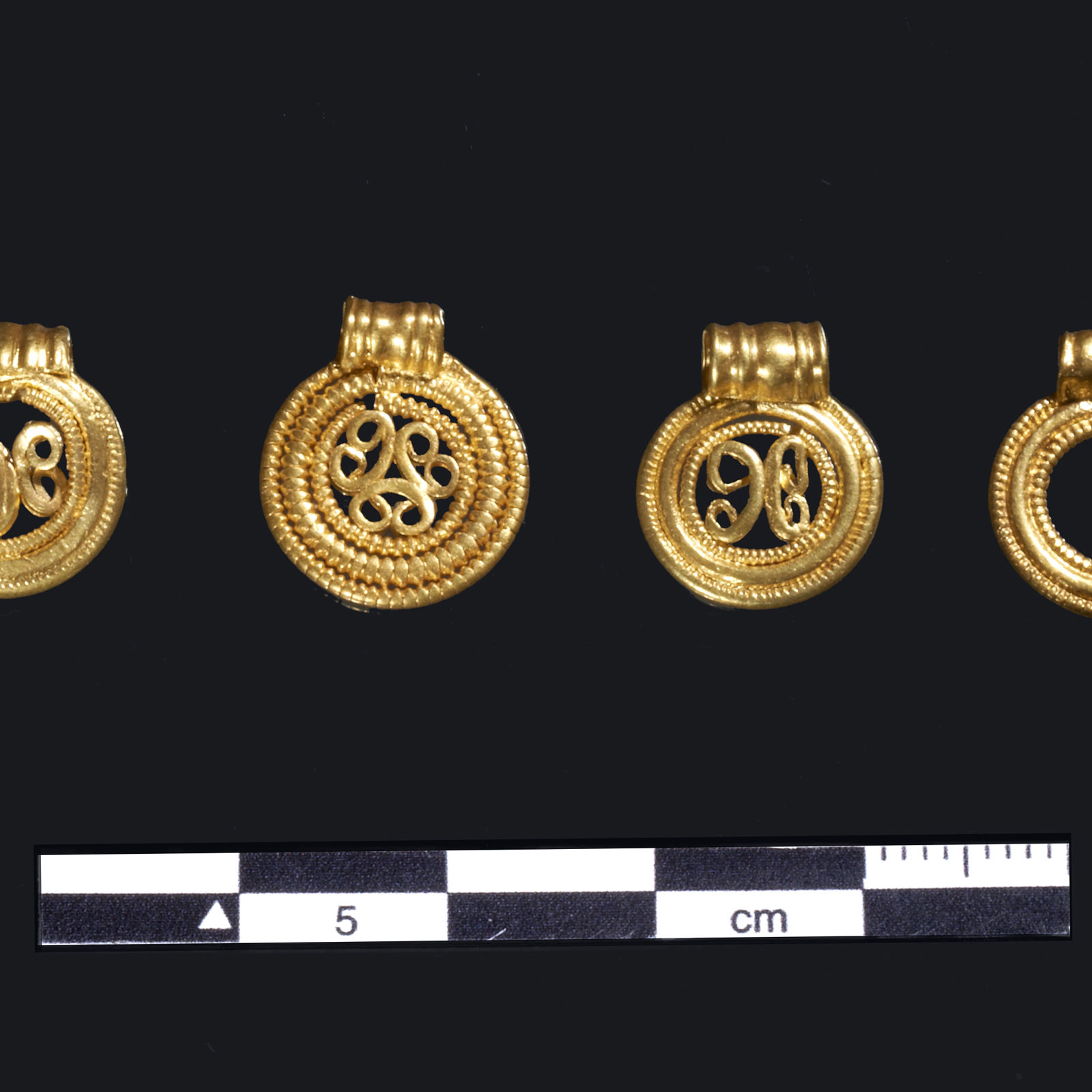 De fire cirkelformede hængesmykker fra Kirkemosegård