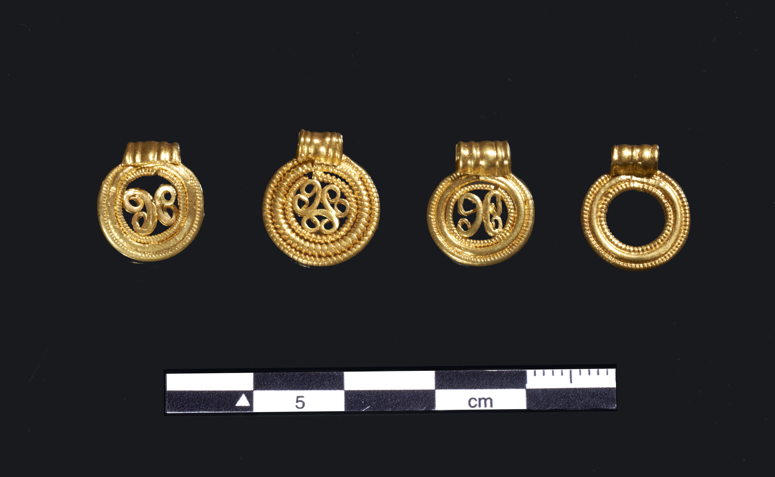 De fire cirkelformede hængesmykker fra Kirkemosegård