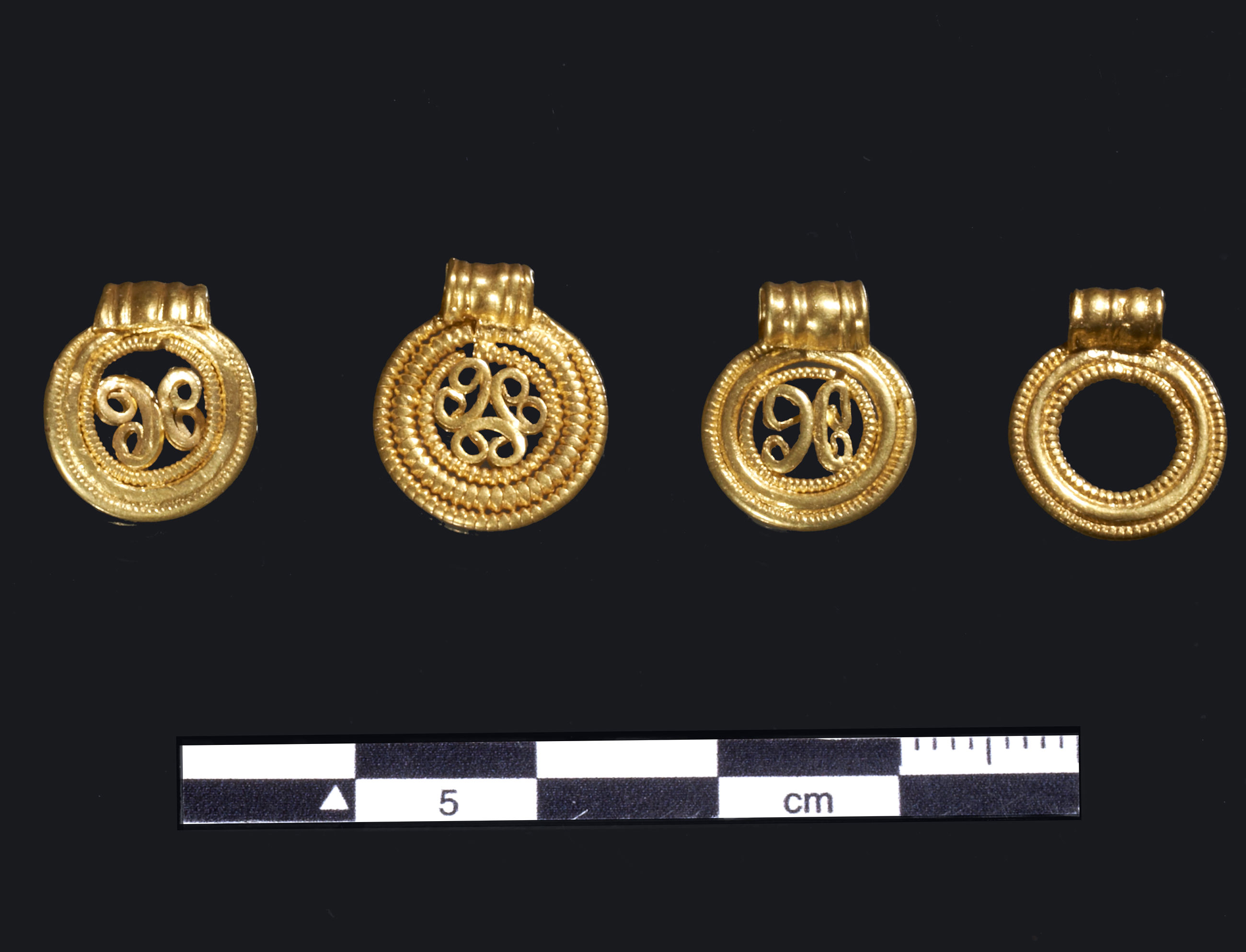 De fire cirkelformede hængesmykker fra Kirkemosegård