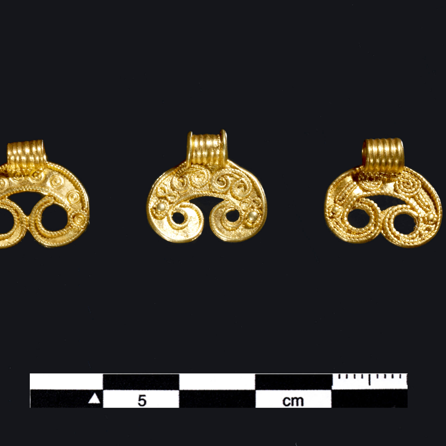 Tre store halvmåneformede hængesmykker fra Kirkemosegård