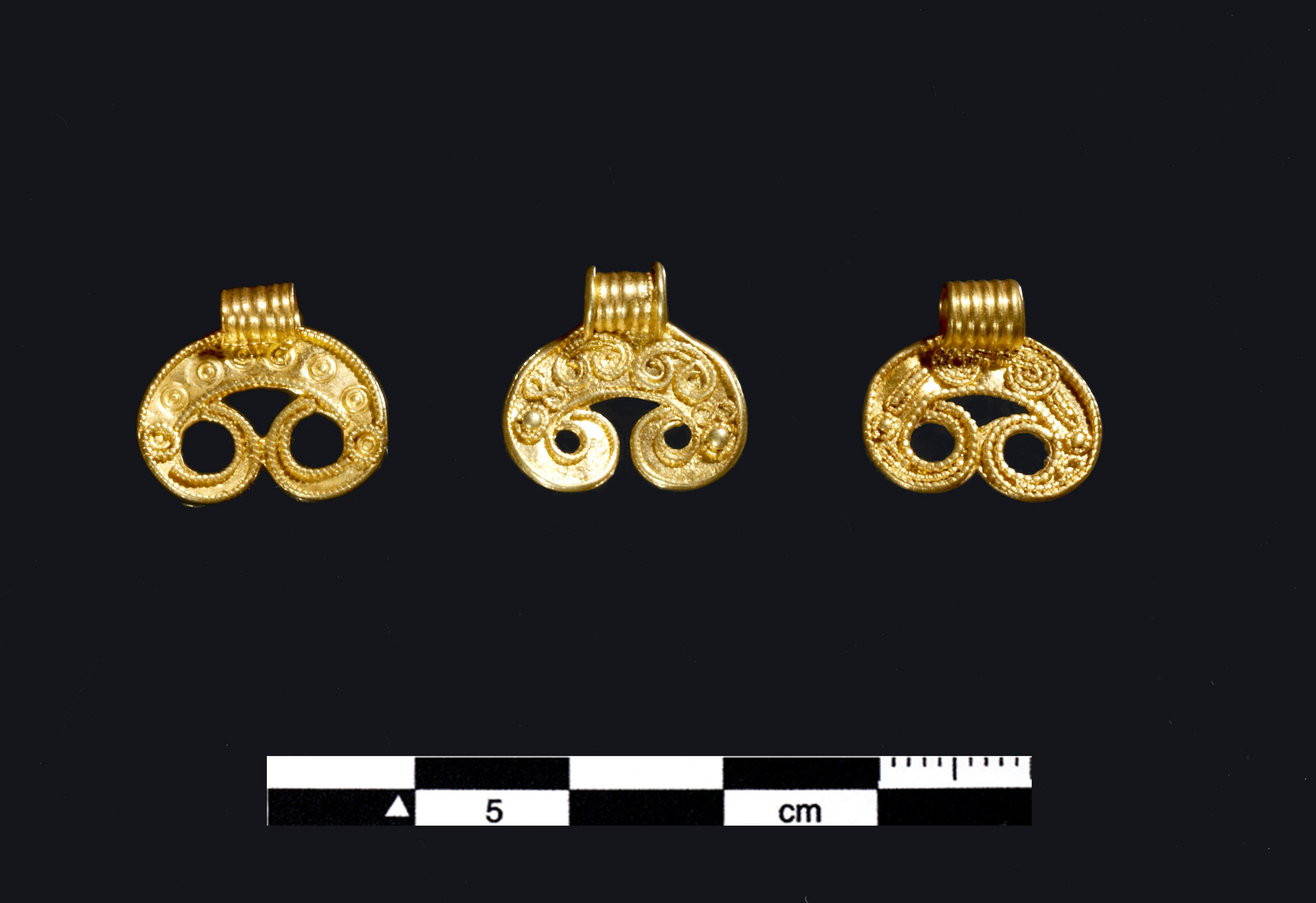 Tre store halvmåneformede hængesmykker fra Kirkemosegård