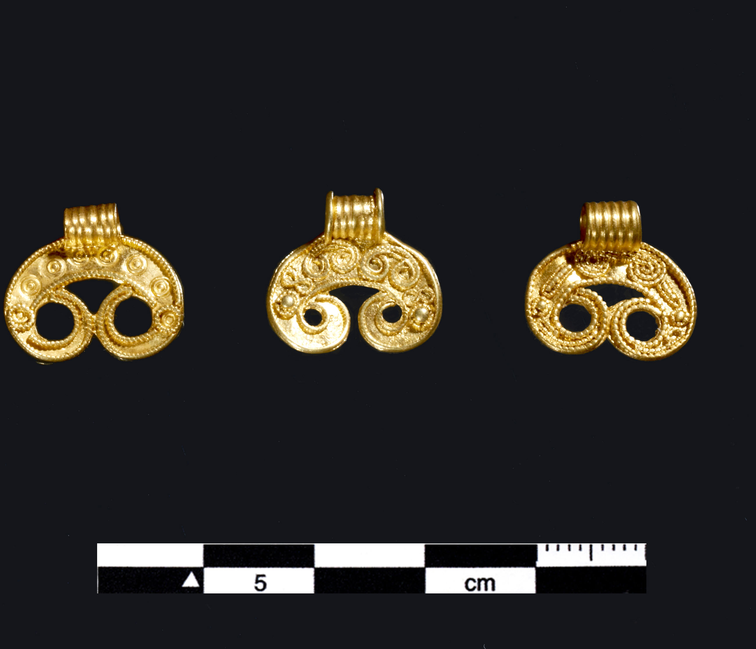 Tre store halvmåneformede hængesmykker fra Kirkemosegård