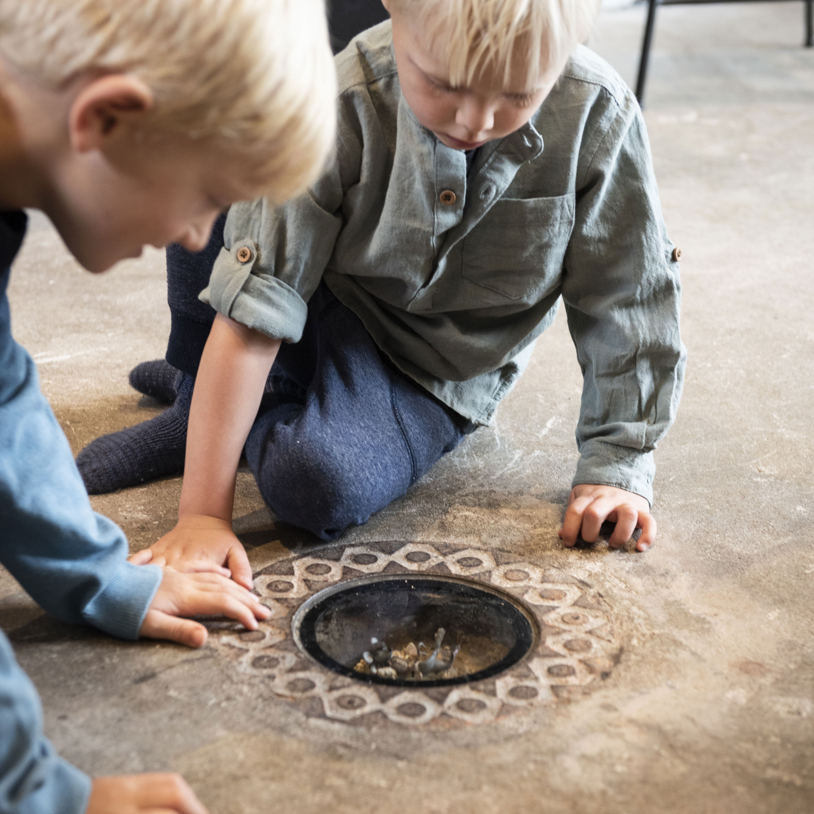 Børn kigger efter små maltmus på Maltfabrikken