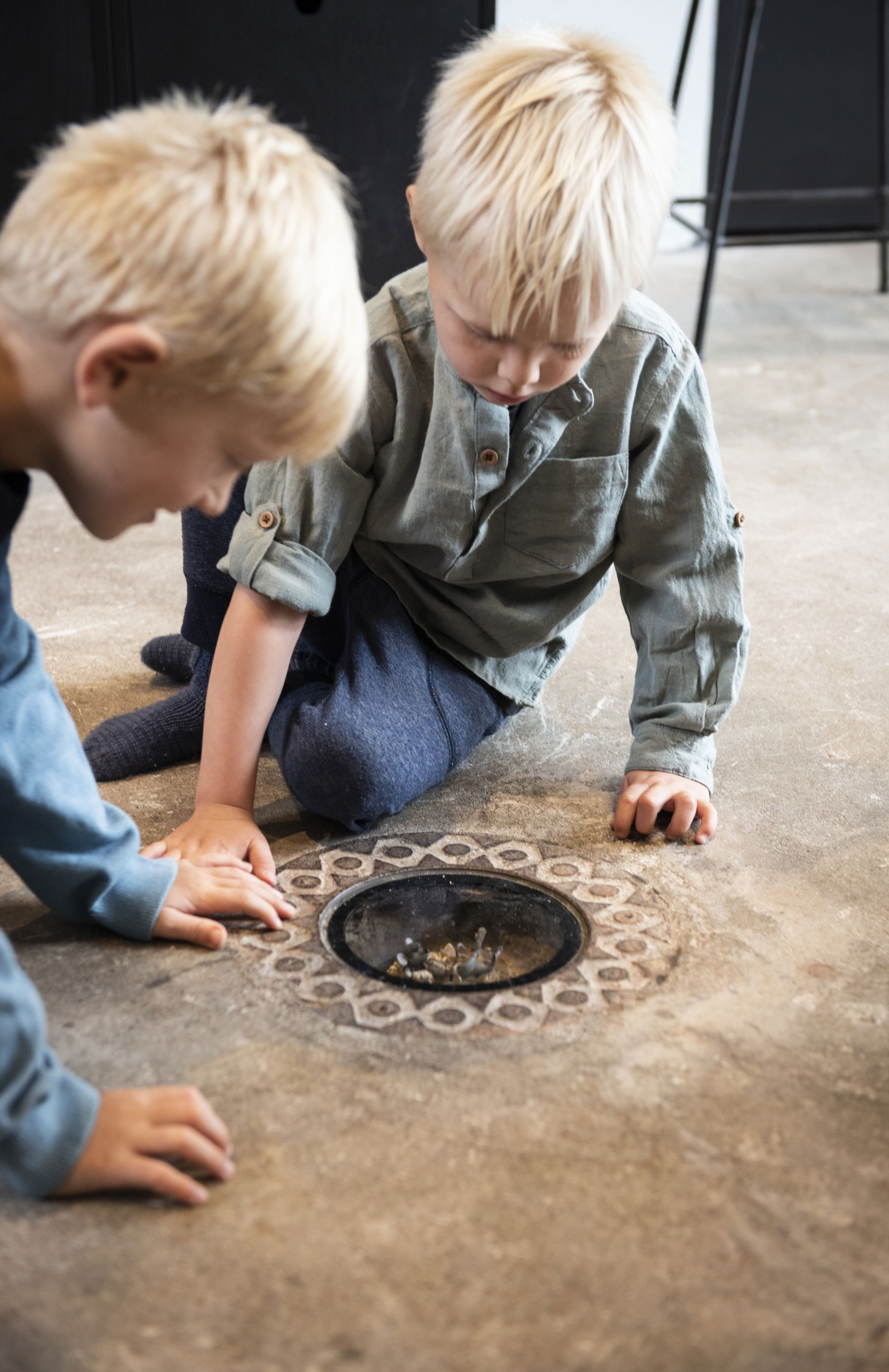 Børn kigger efter små maltmus på Maltfabrikken