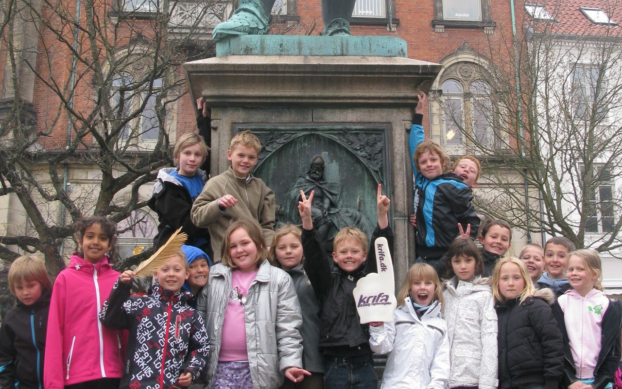 Børn foran Niels Ebbesen