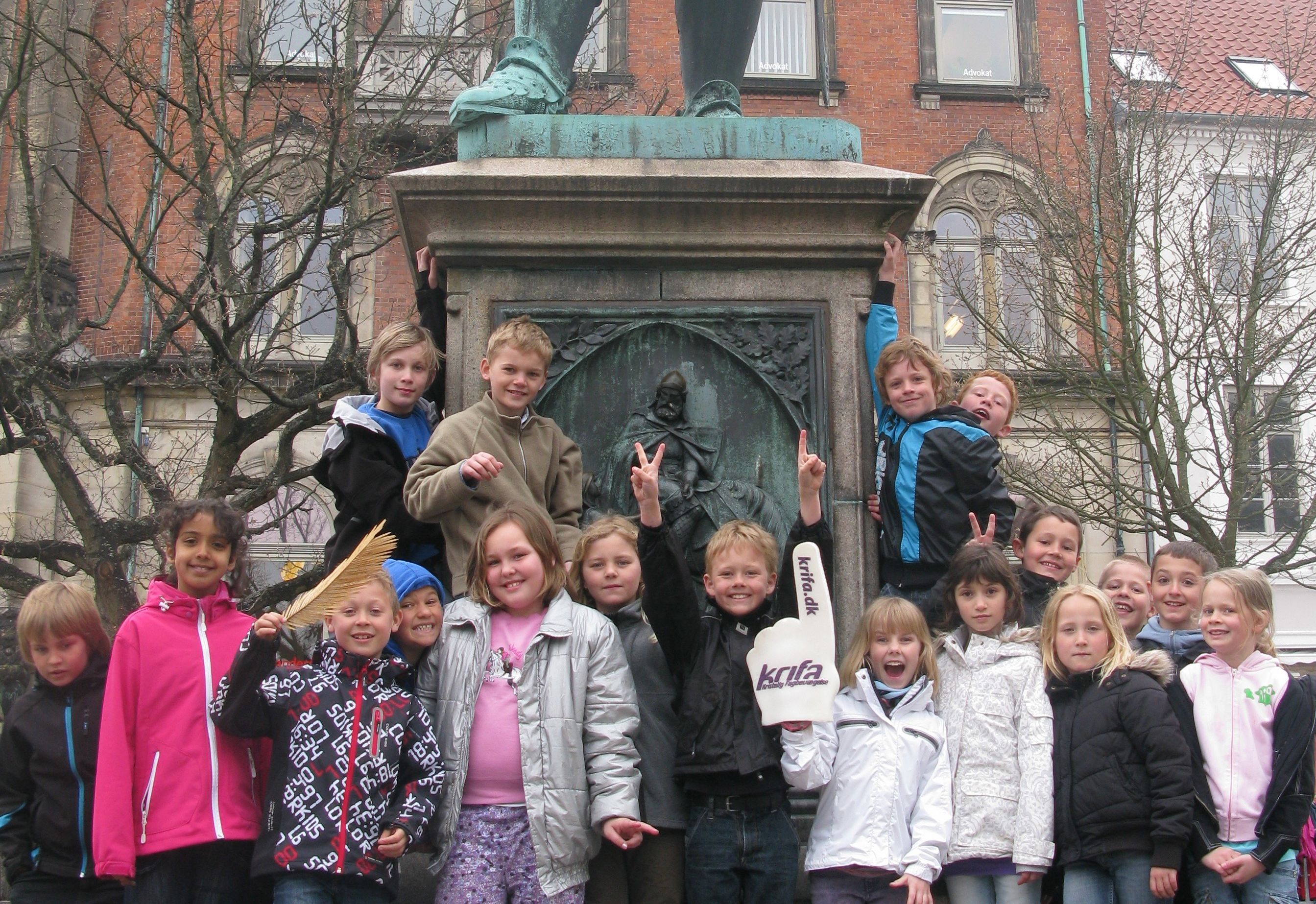 Børn foran Niels Ebbesen