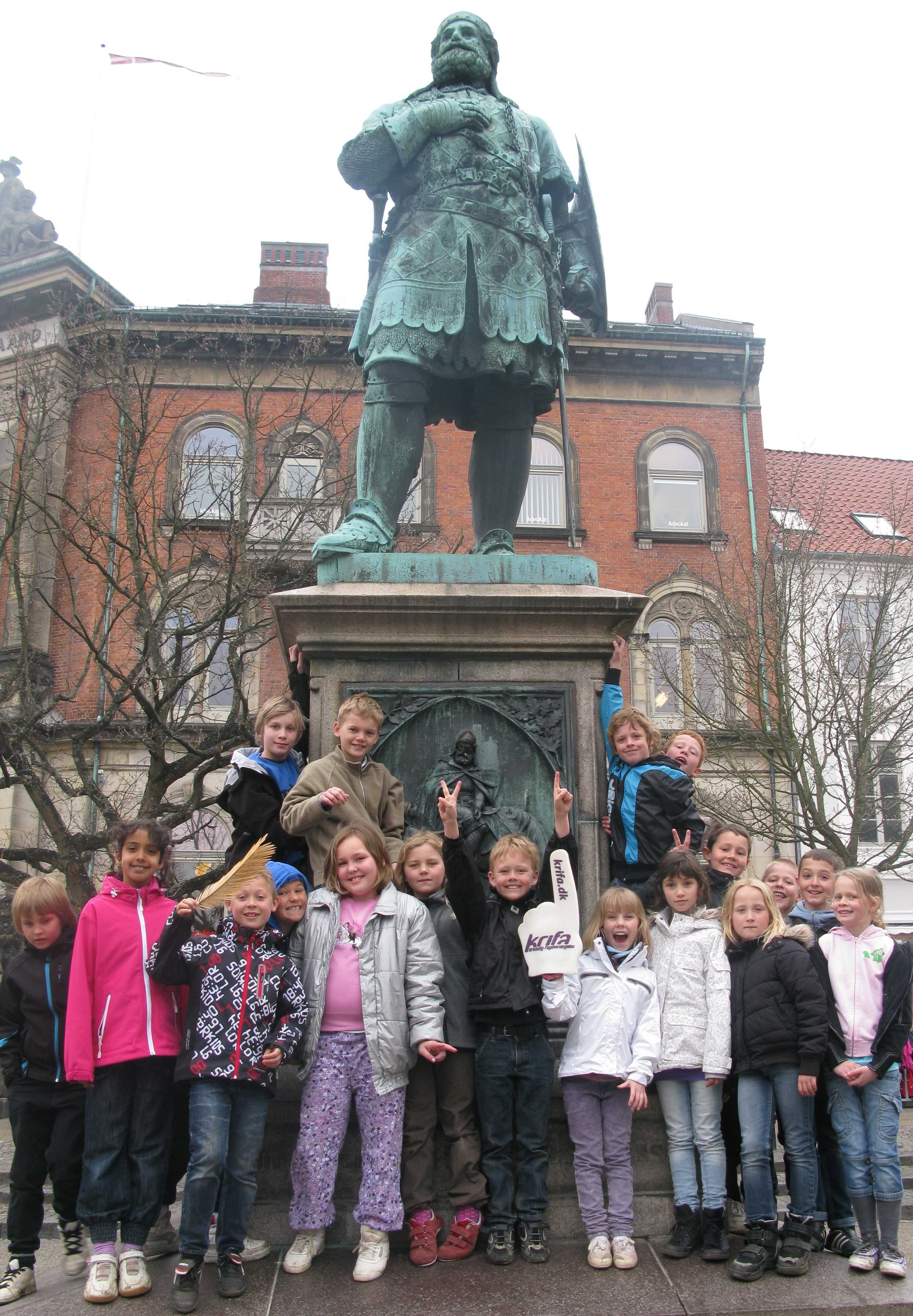 Børn foran Niels Ebbesen