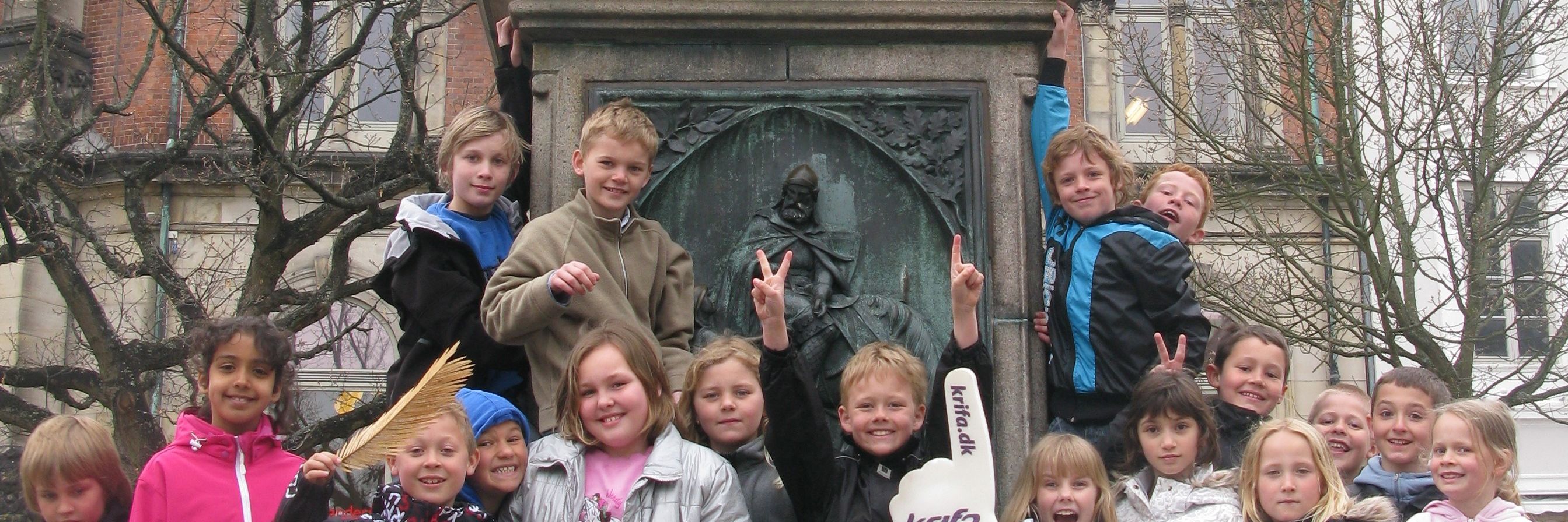 Børn foran Niels Ebbesen