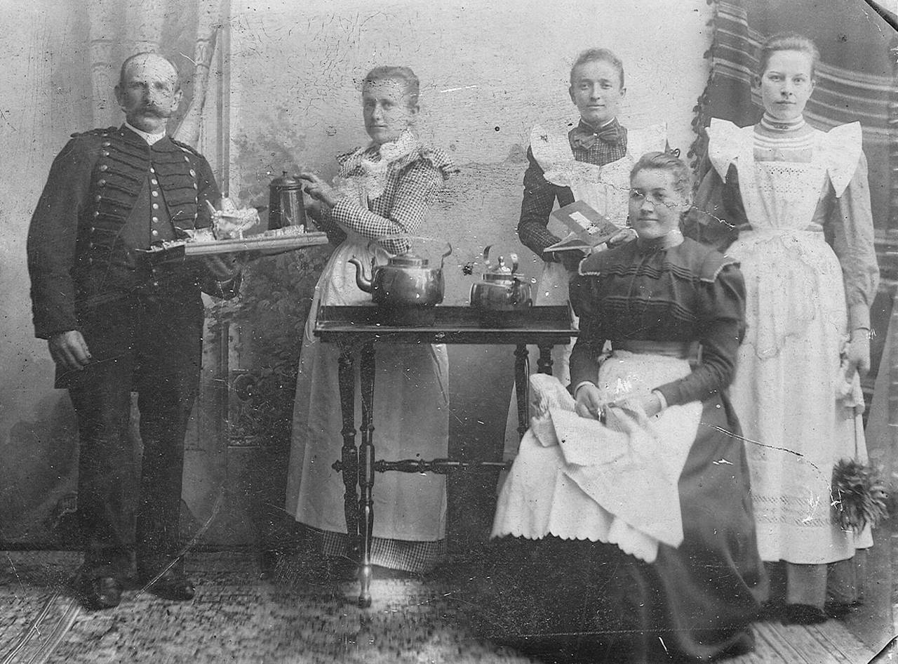 Den velhavende overlæge Otto Lassen med sine ansatte