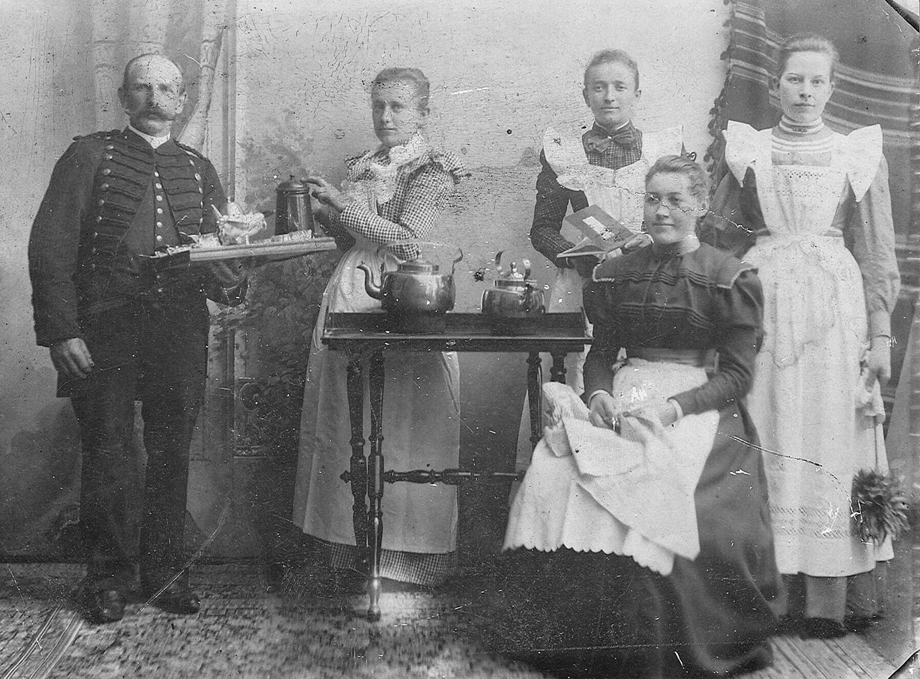 Den velhavende overlæge Otto Lassen med sine ansatte