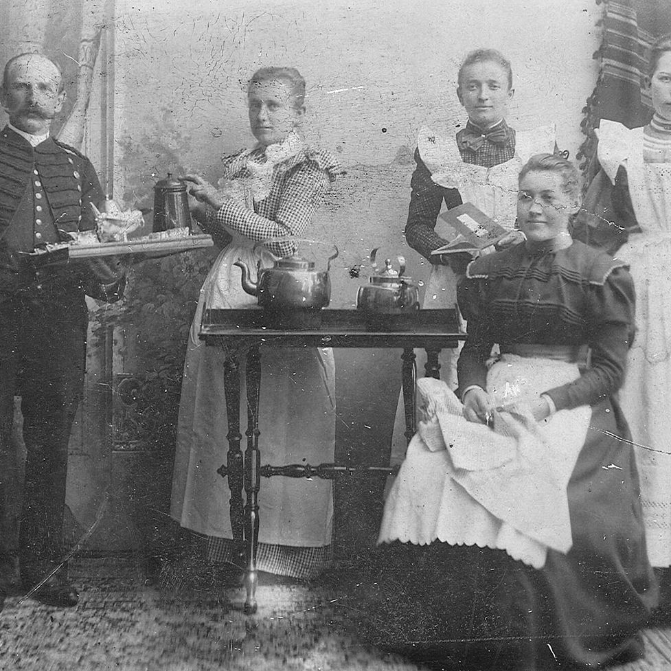 Den velhavende overlæge Otto Lassen med sine ansatte