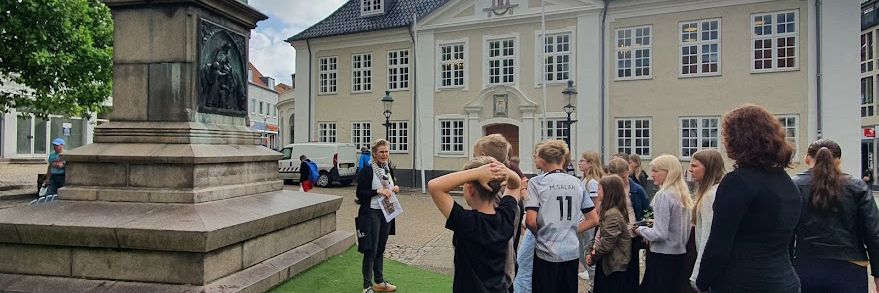 Skoleklasse står på Rådhustorvet i Randers