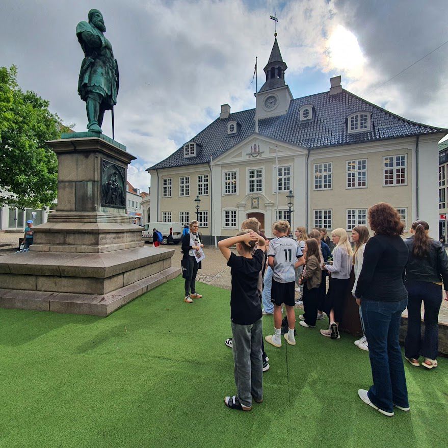 Skoleklasse står på Rådhustorvet i Randers