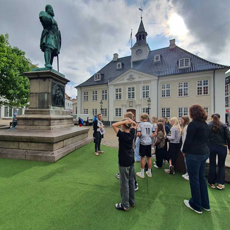 Skoleklasse står på Rådhustorvet i Randers